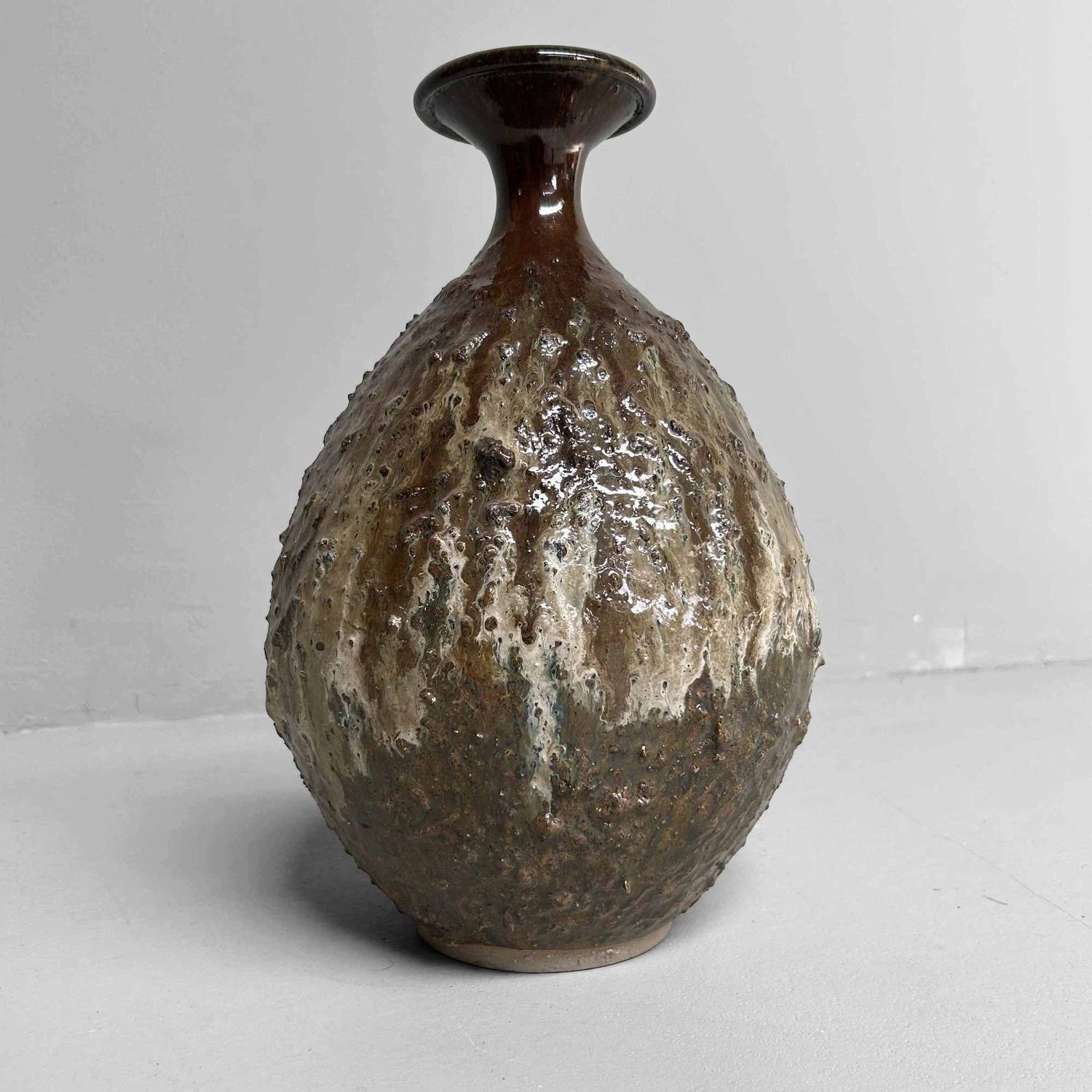 Elegant Bizen-yaki Ikebana Flower Vase, Shōwa Period, Japan.