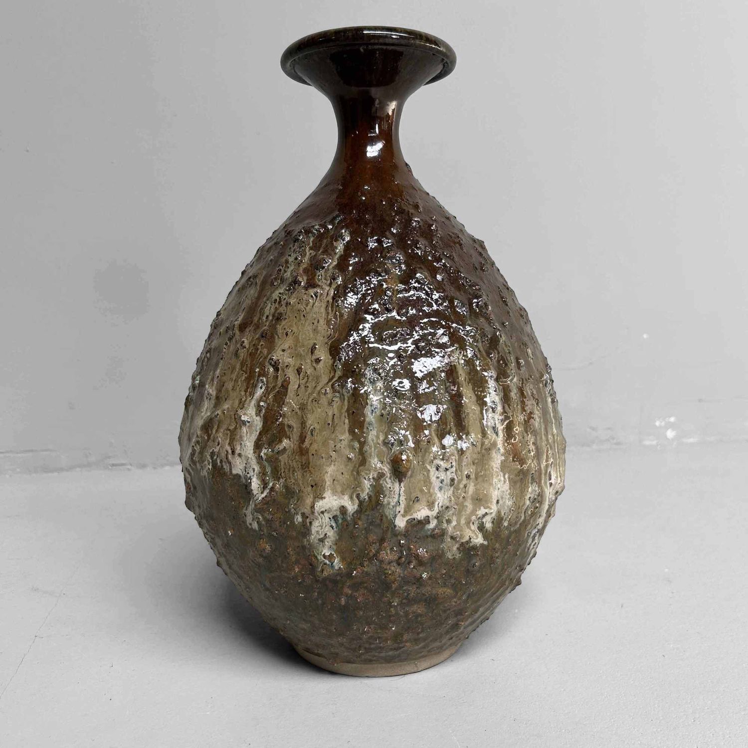 Elegant Bizen-yaki Ikebana Flower Vase, Shōwa Period, Japan.