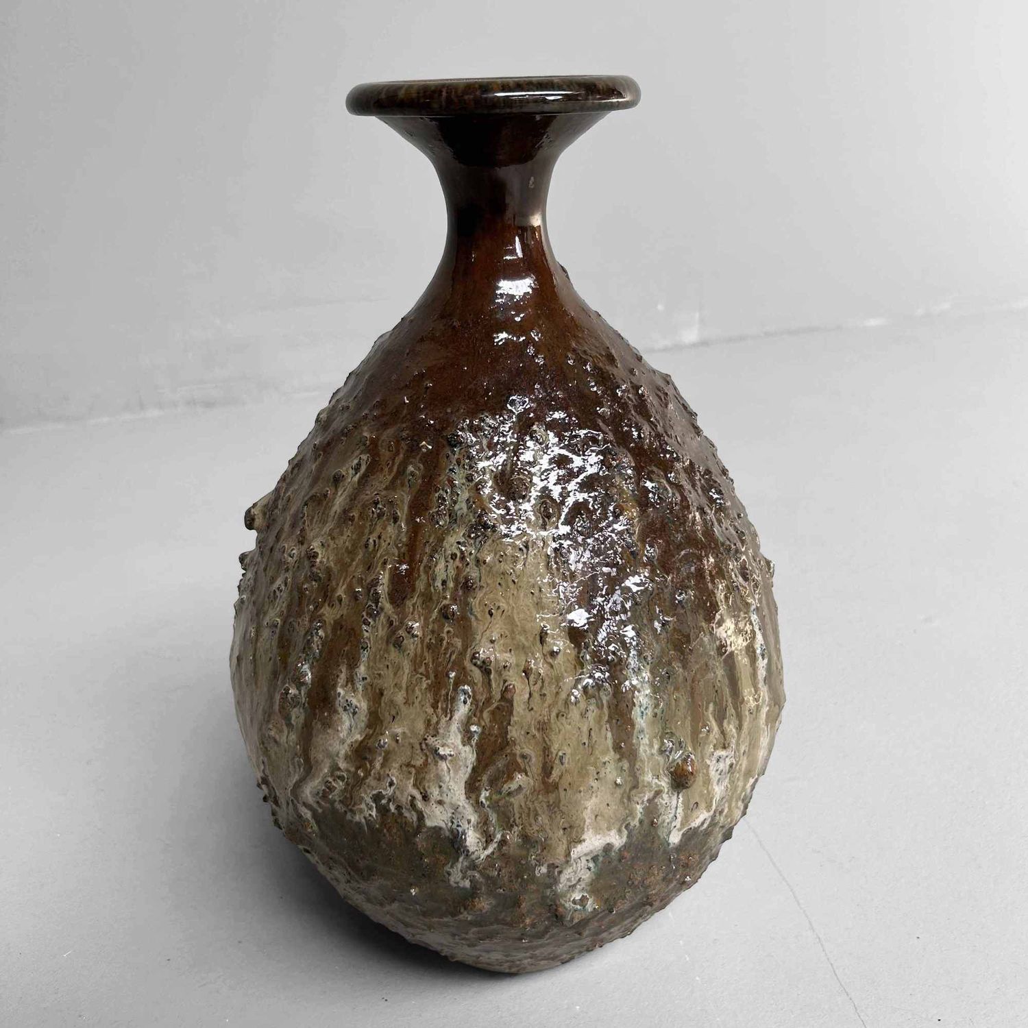 Elegant Bizen-yaki Ikebana Flower Vase, Shōwa Period, Japan.