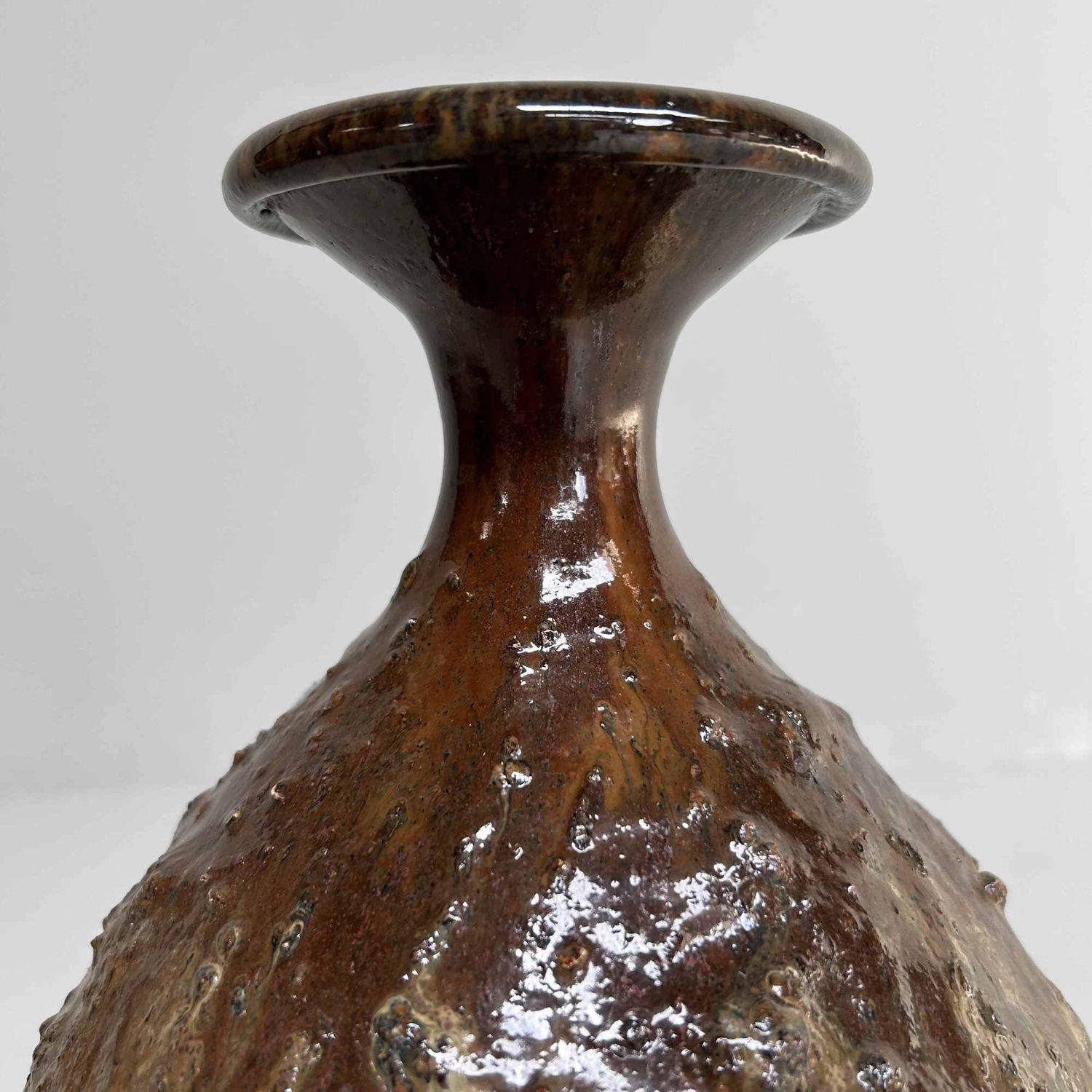Elegant Bizen-yaki Ikebana Flower Vase, Shōwa Period, Japan.