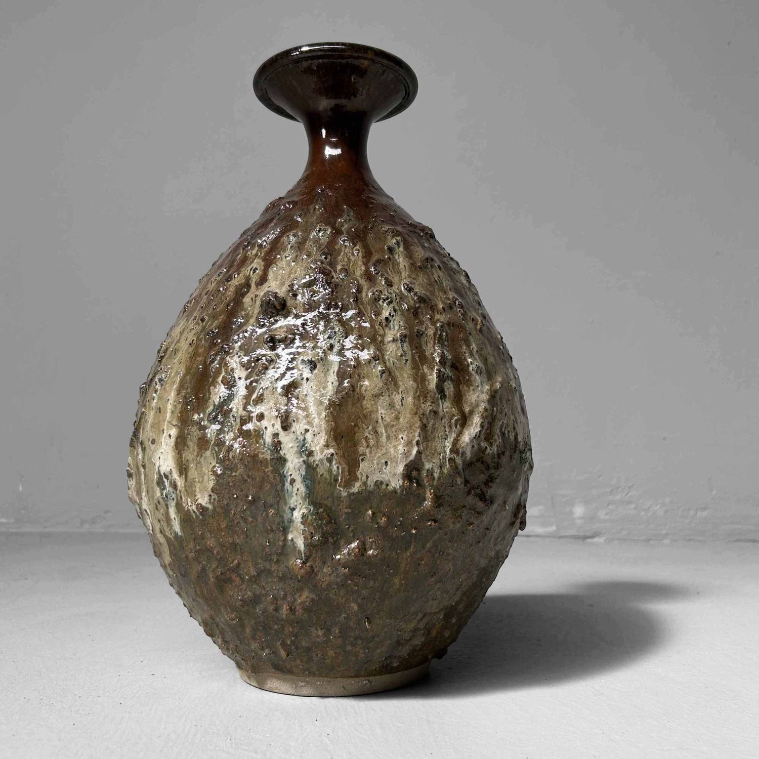 Elegant Bizen-yaki Ikebana Flower Vase, Shōwa Period, Japan.