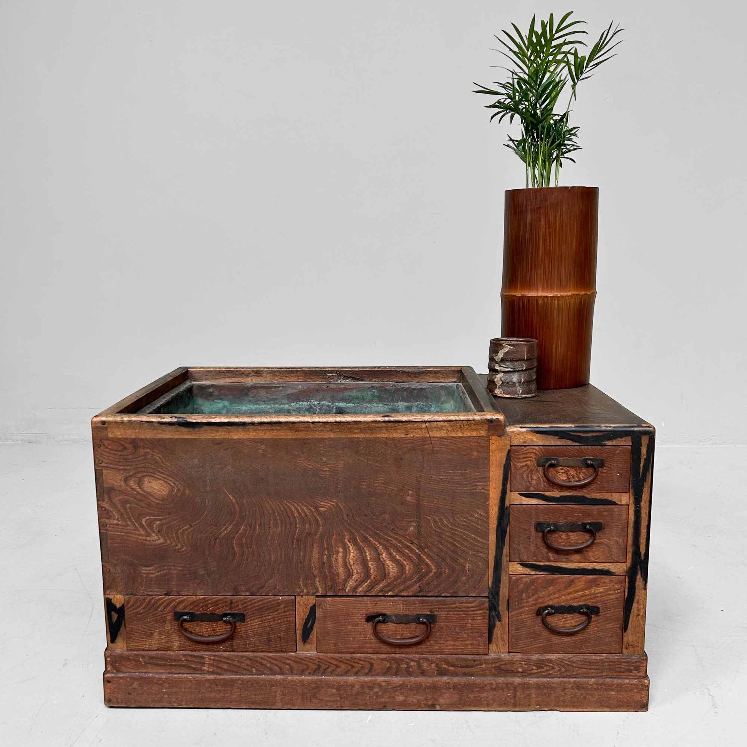 Traditionele Nagahibachi 長火鉢, Meiji-periode, Japan.
