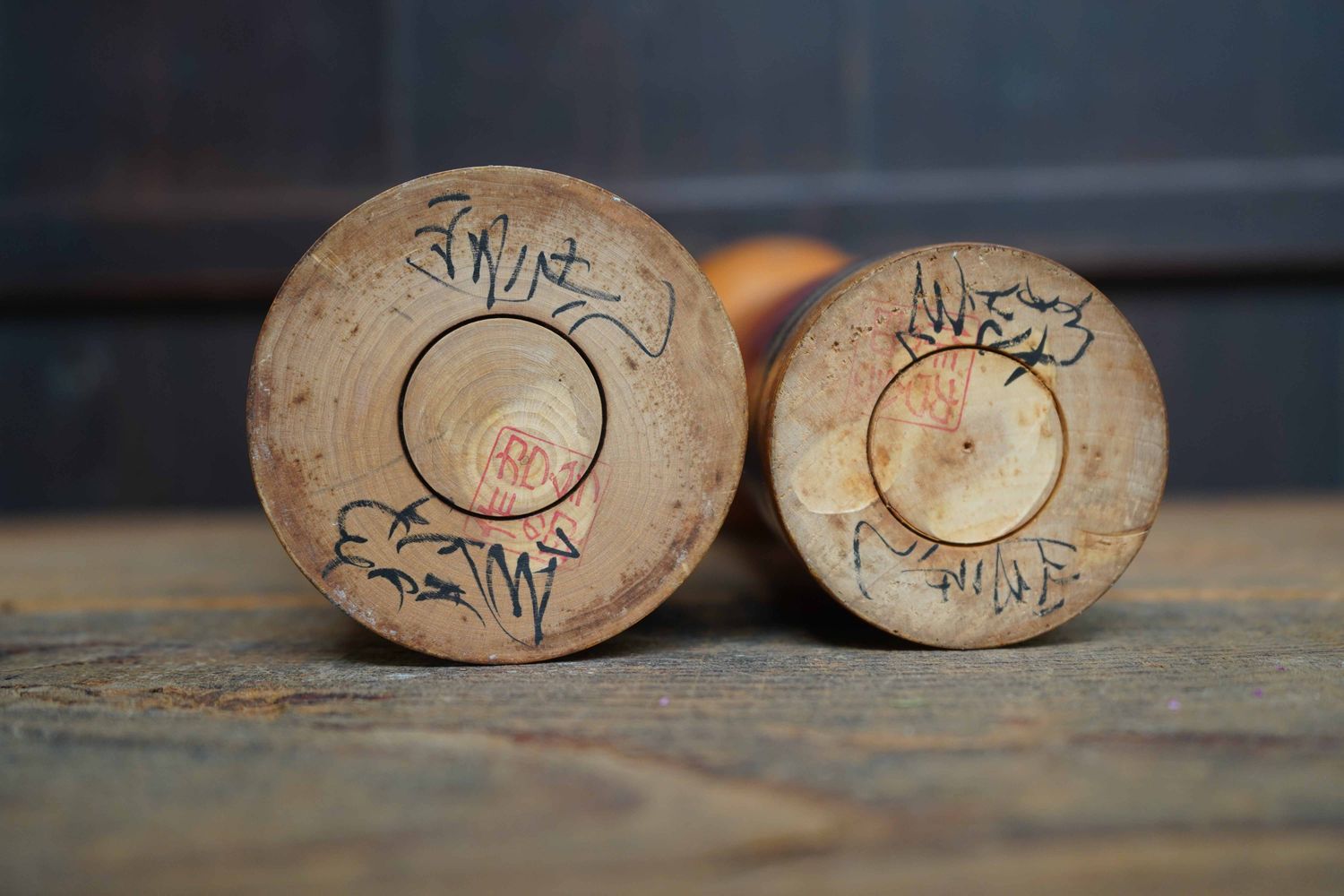 Set van 2 Vintage Traditionele Kokeshi door Kawamura Shoji, 'Bamboe', Japan.