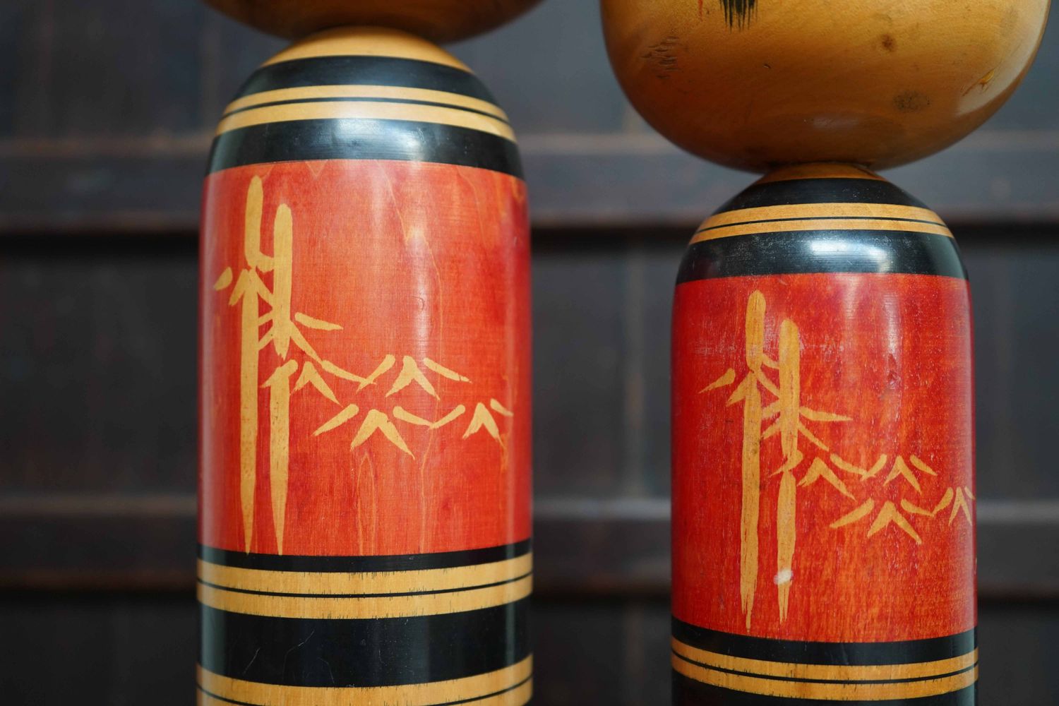 Set van 2 Vintage Traditionele Kokeshi door Kawamura Shoji, 'Bamboe', Japan.