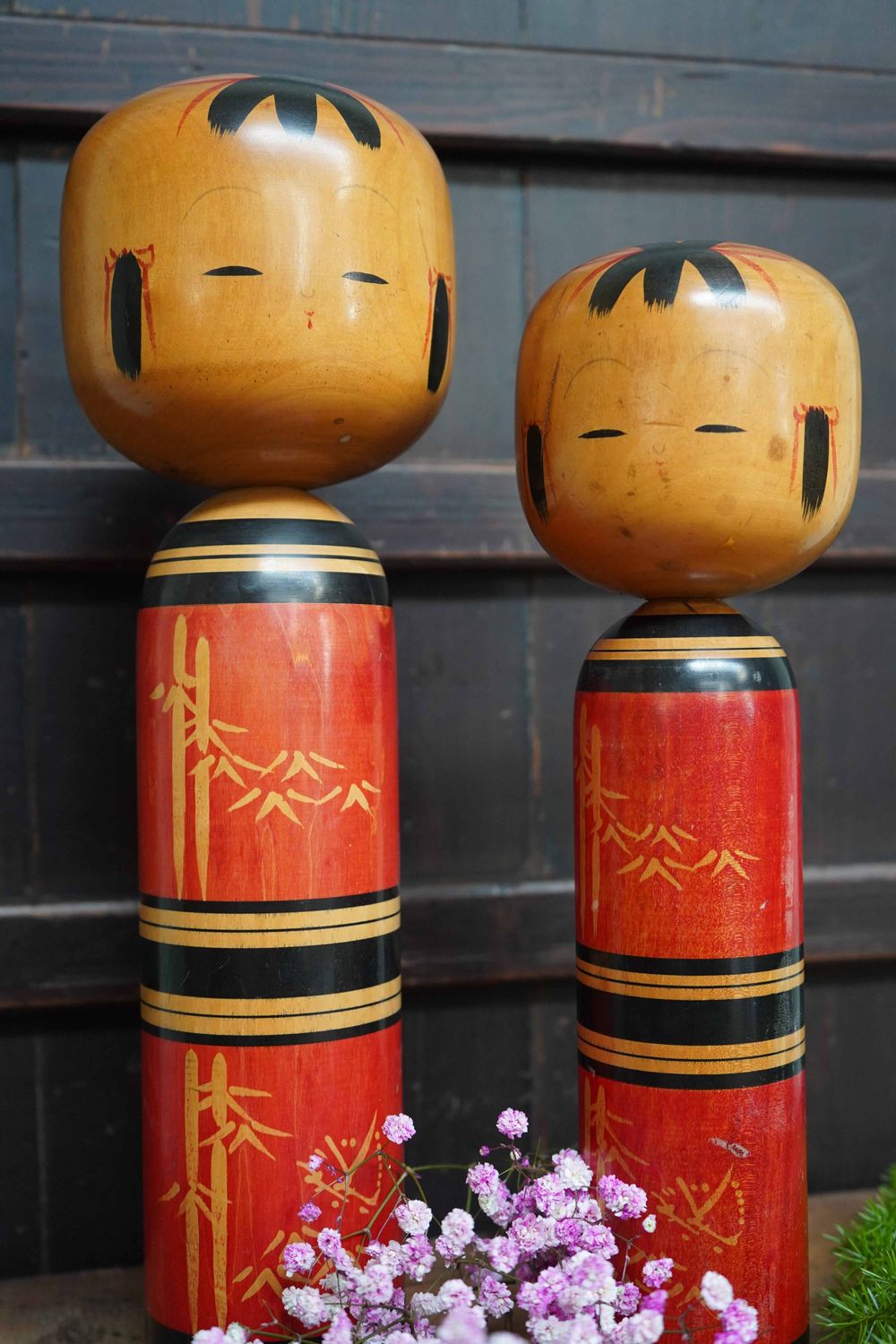 Set van 2 Vintage Traditionele Kokeshi door Kawamura Shoji, 'Bamboe', Japan.