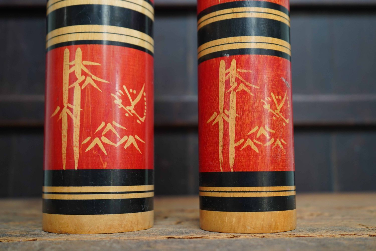 Set van 2 Vintage Traditionele Kokeshi door Kawamura Shoji, 'Bamboe', Japan.