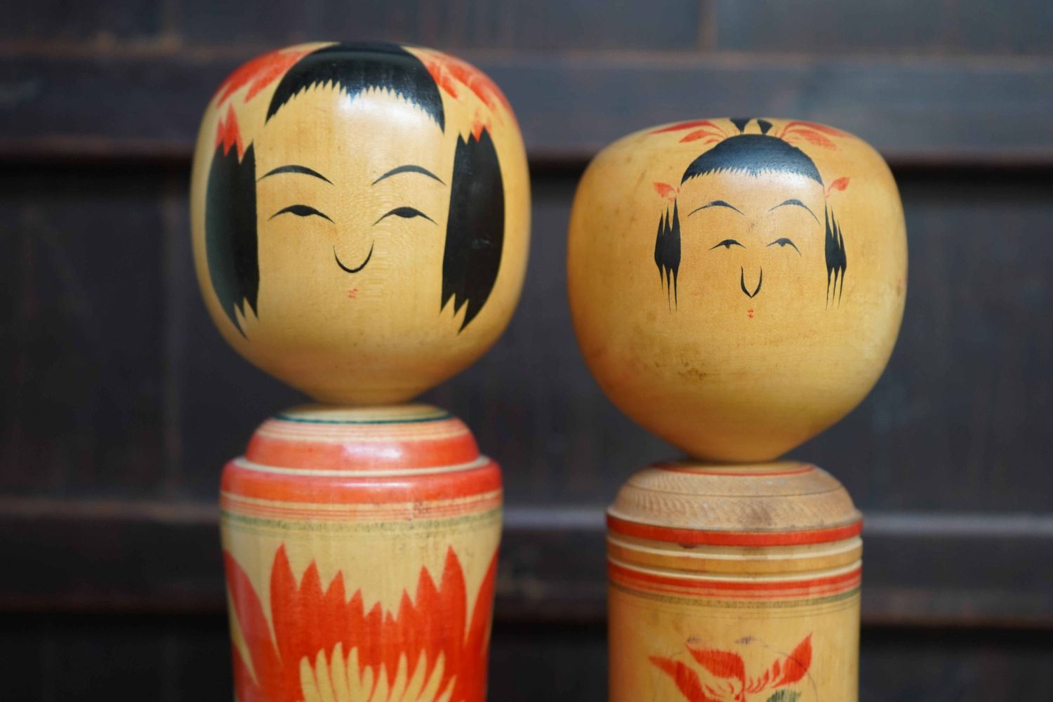 Set van 2 Vintage Traditionele 'Narugo' Kokeshi door Yusa Fukuju en Sakurai Shoji, prefectuur Miyaka, Japan.