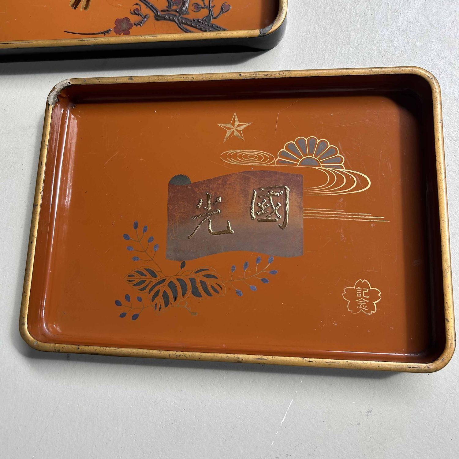 Set van twee houten lakwerk dienbladen, Urushi-e, Meiji-periode, Japan.