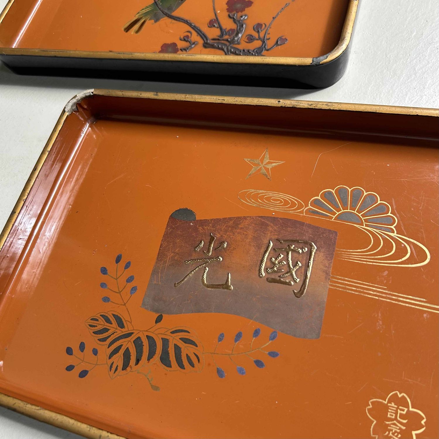 Set van twee houten lakwerk dienbladen, Urushi-e, Meiji-periode, Japan.