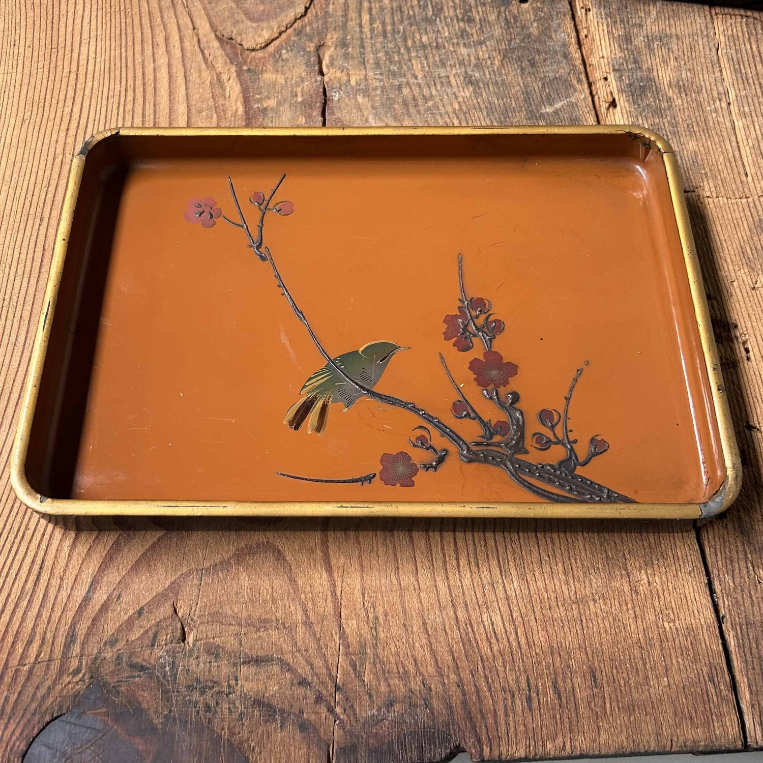 Set van twee houten lakwerk dienbladen, Urushi-e, Meiji-periode, Japan.