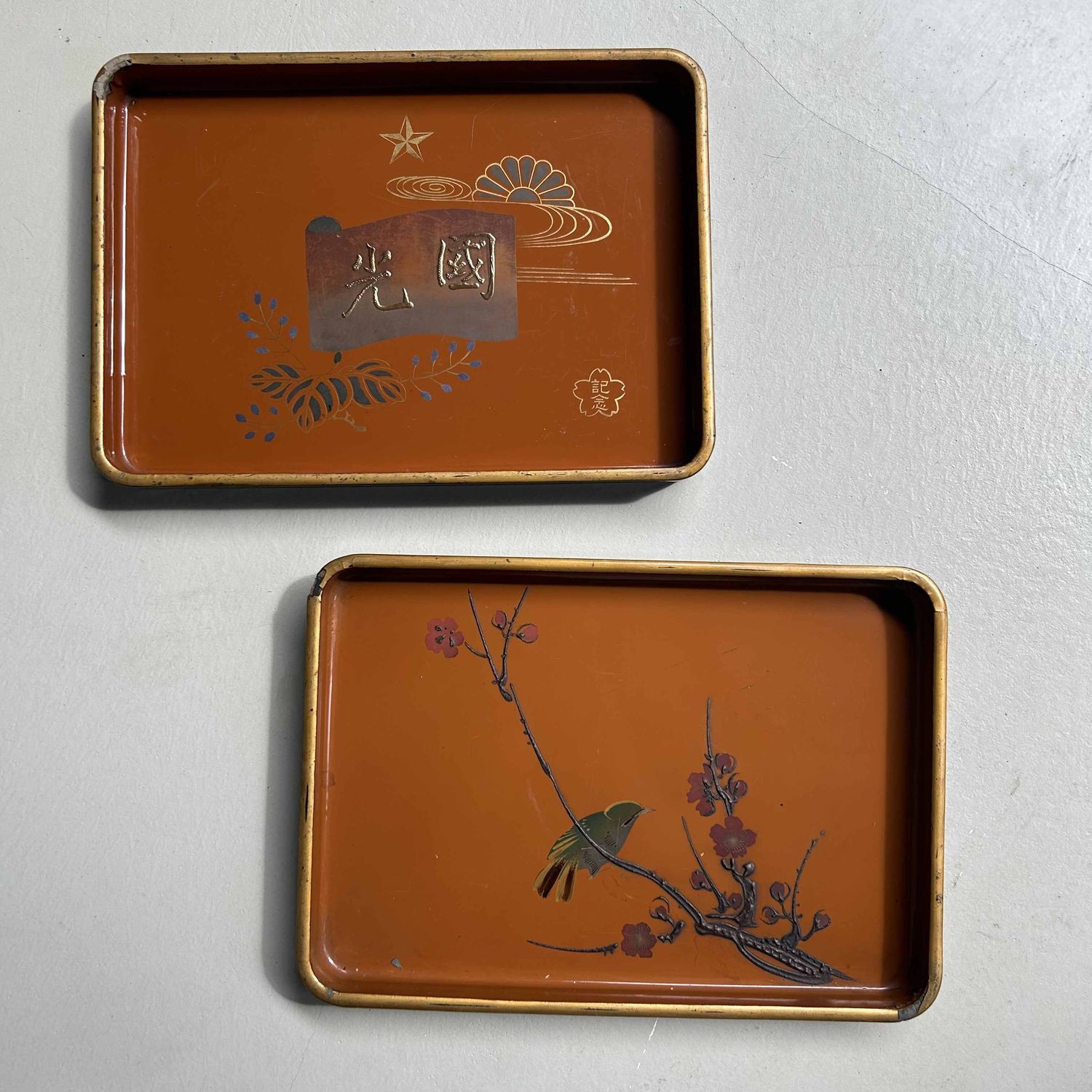 Set van twee houten lakwerk dienbladen, Urushi-e, Meiji-periode, Japan.