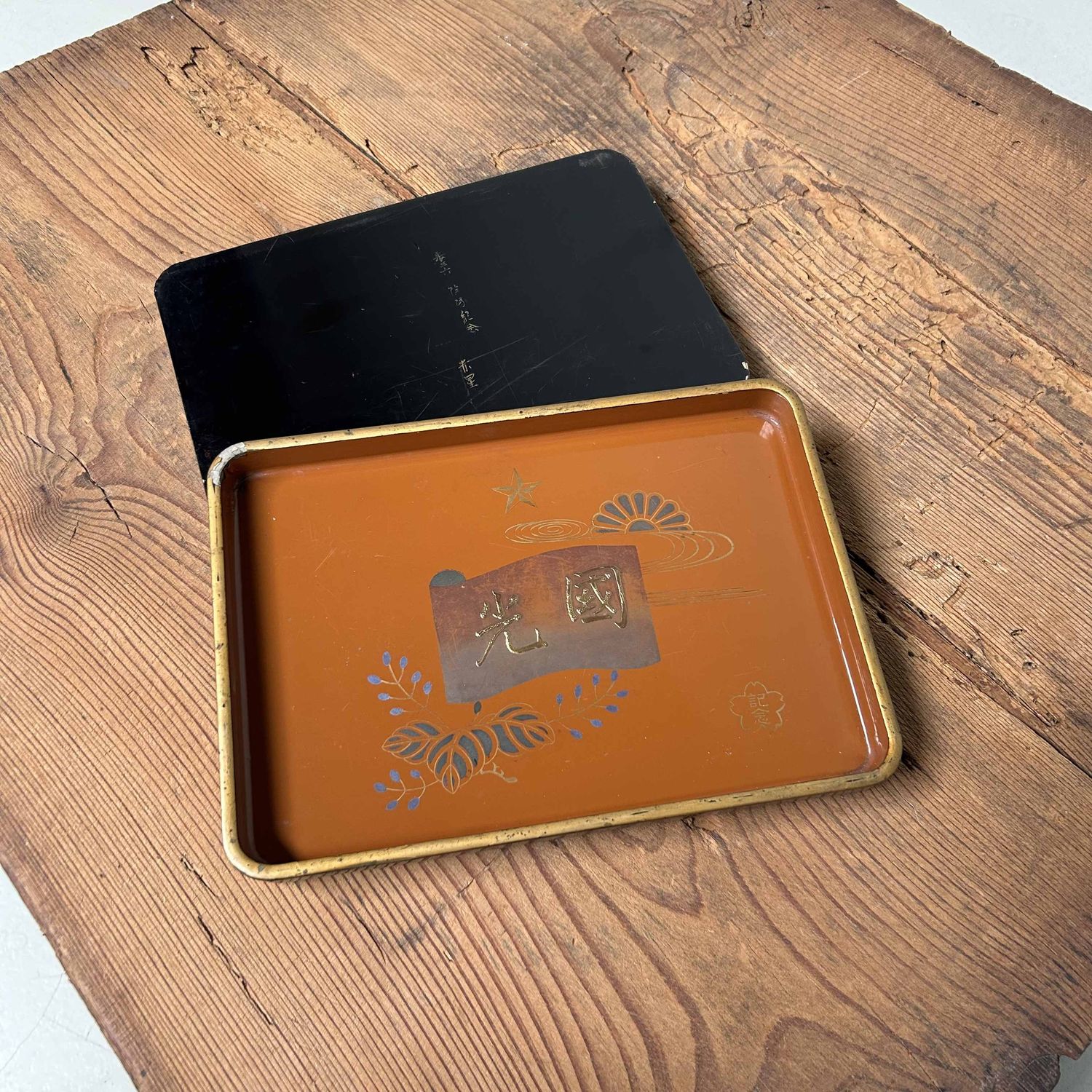 Set van twee houten lakwerk dienbladen, Urushi-e, Meiji-periode, Japan.