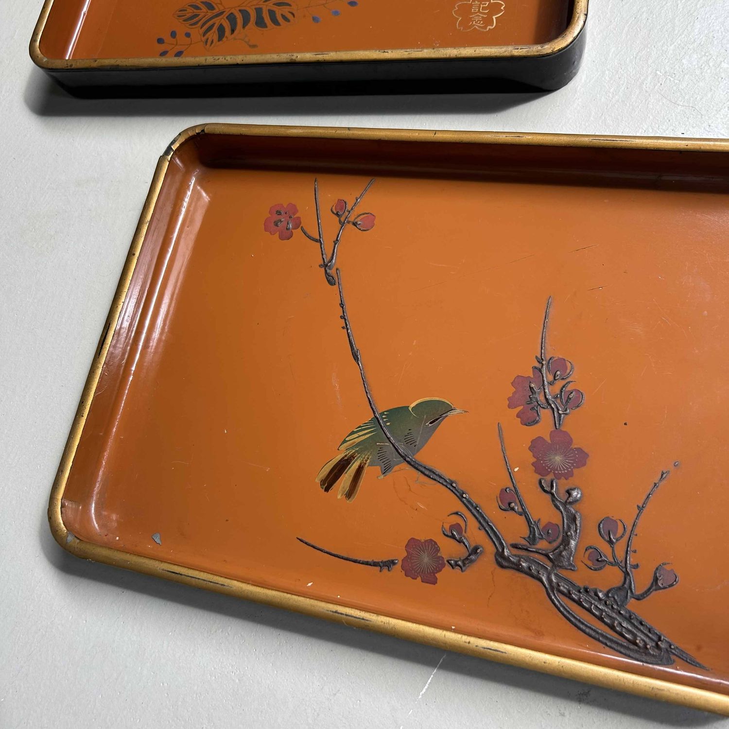 Set van twee houten lakwerk dienbladen, Urushi-e, Meiji-periode, Japan.