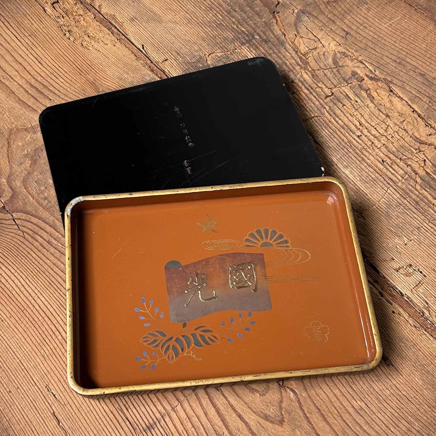 Set van twee houten lakwerk dienbladen, Urushi-e, Meiji-periode, Japan.