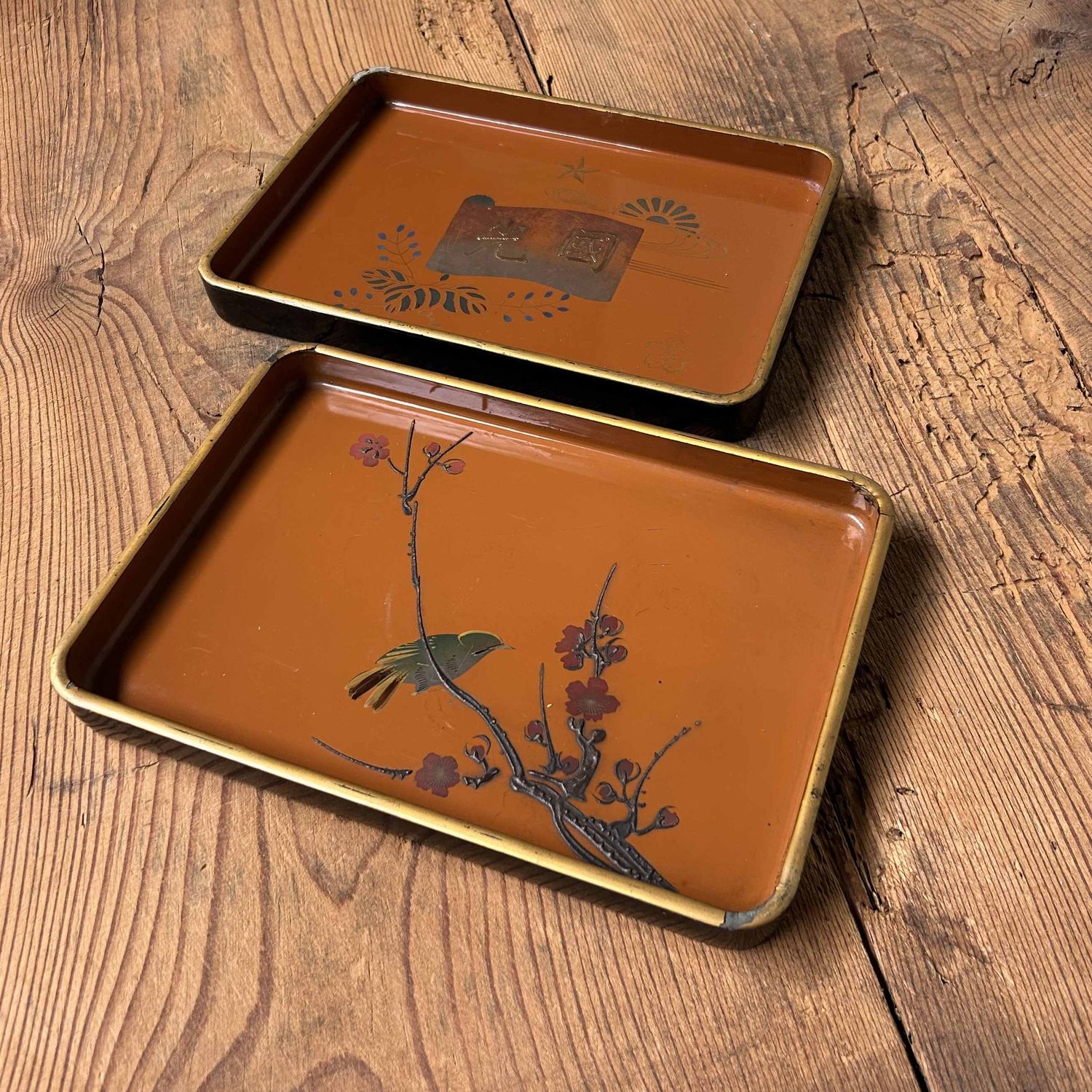 Set van twee houten lakwerk dienbladen, Urushi-e, Meiji-periode, Japan.