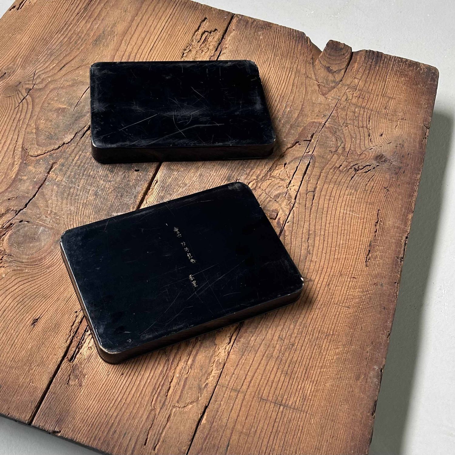 Set van twee houten lakwerk dienbladen, Urushi-e, Meiji-periode, Japan.