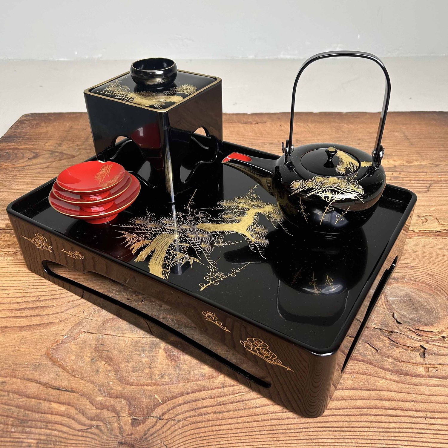 Traditional Toso-Ki Shuhama Maki-e Sake Set, Japan.