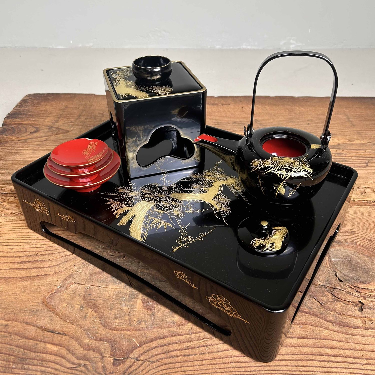 Traditional Toso-Ki Shuhama Maki-e Sake Set, Japan.