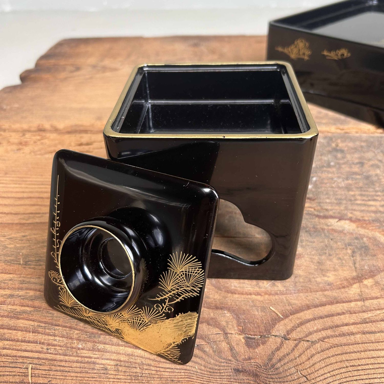 Traditional Toso-Ki Shuhama Maki-e Sake Set, Japan.