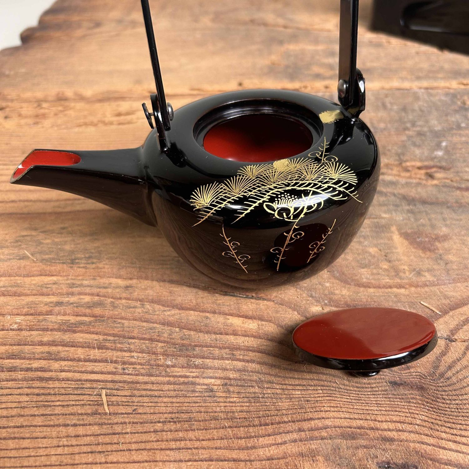 Traditional Toso-Ki Shuhama Maki-e Sake Set, Japan.