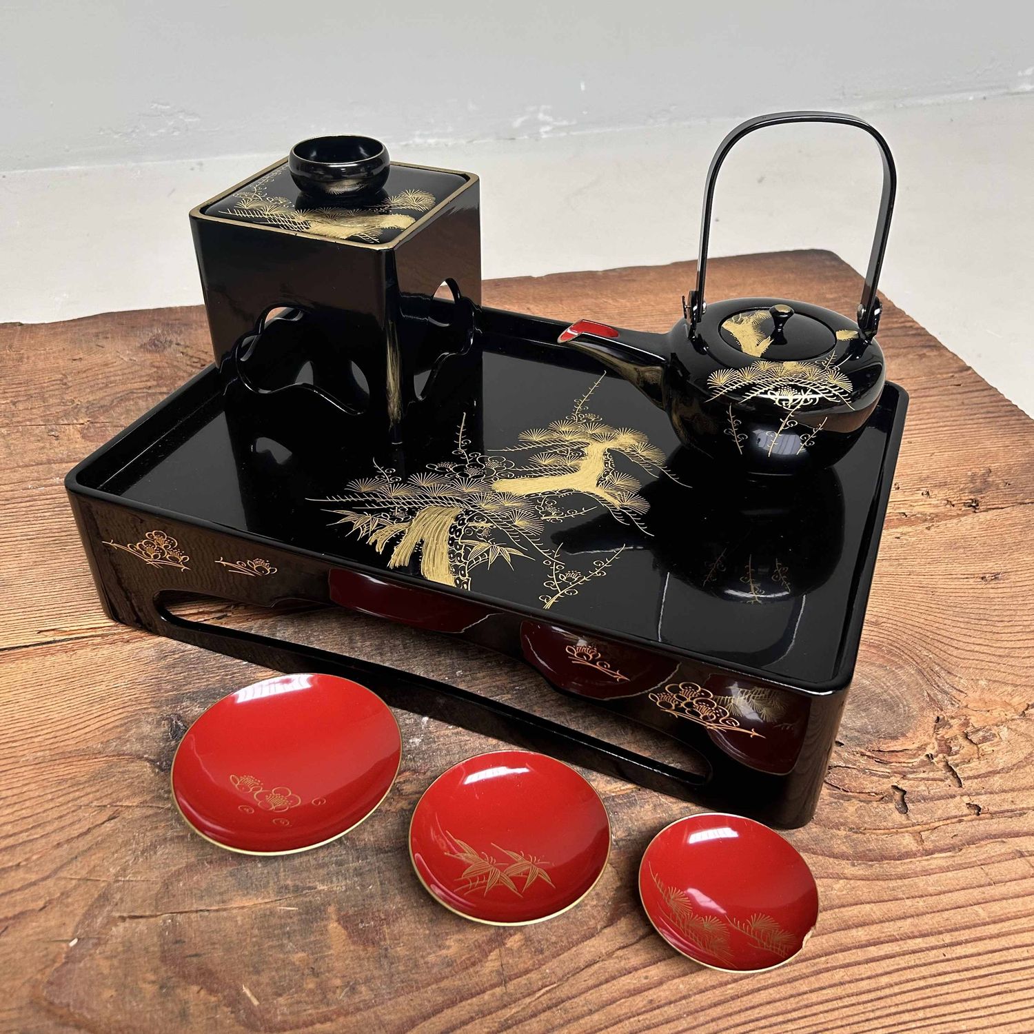 Traditional Toso-Ki Shuhama Maki-e Sake Set, Japan.