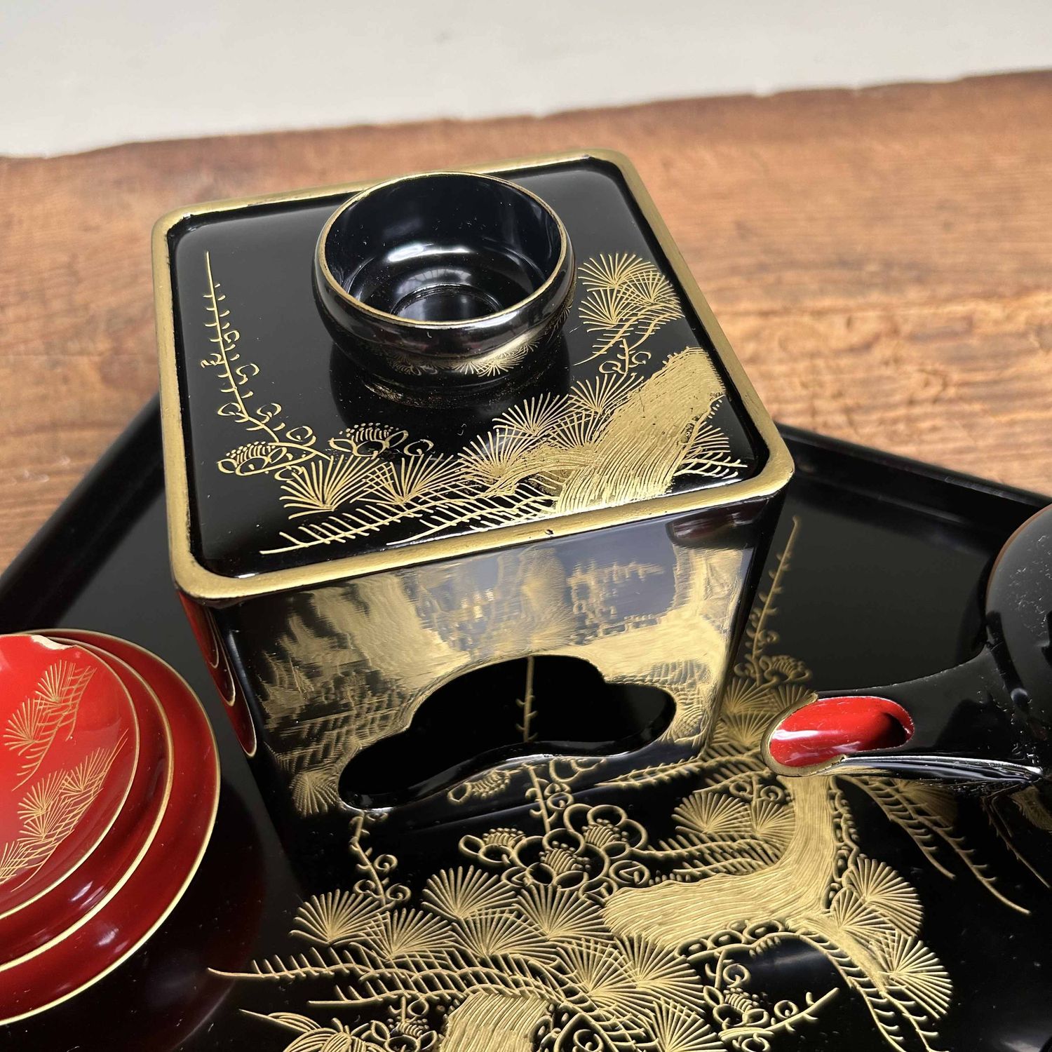 Traditional Toso-Ki Shuhama Maki-e Sake Set, Japan.