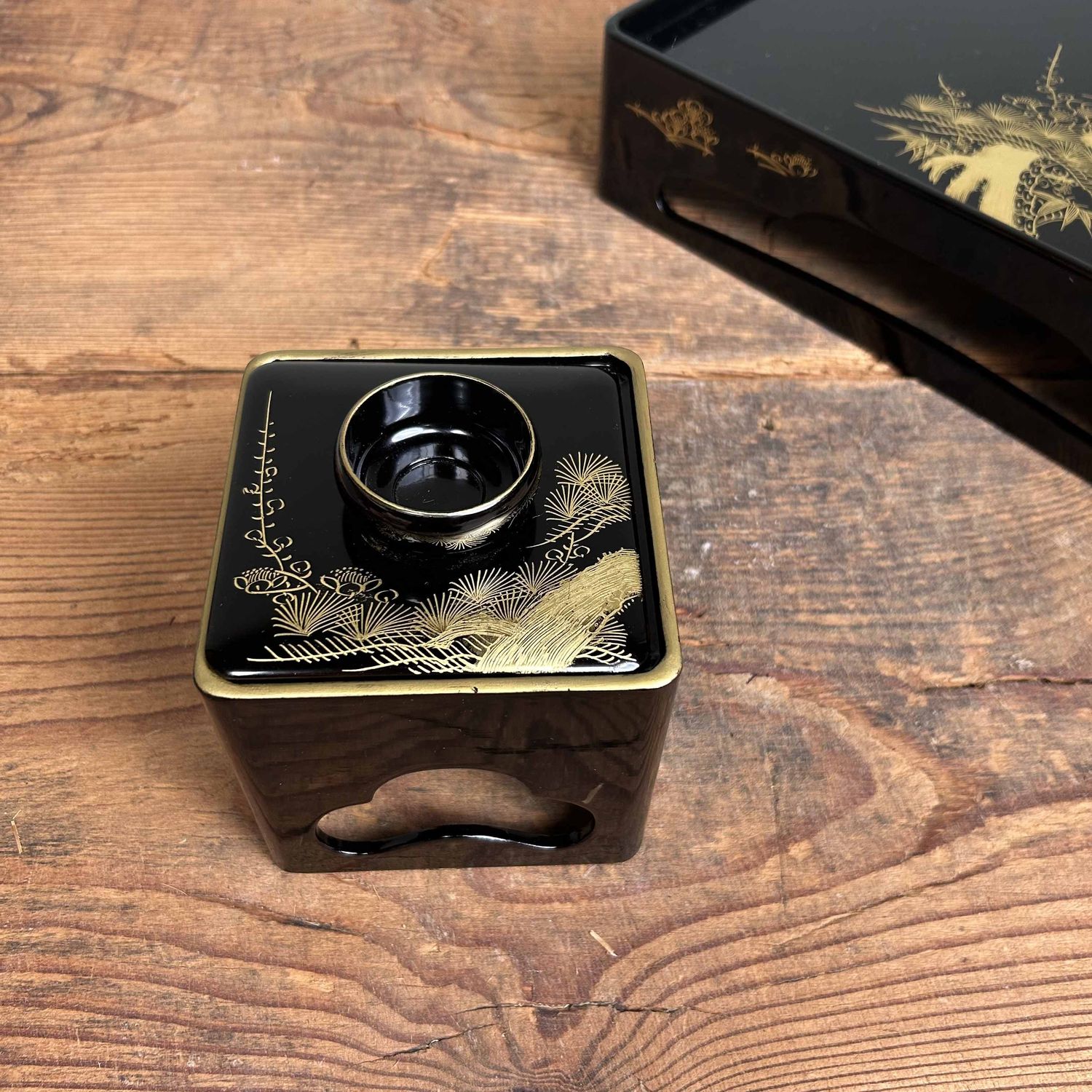 Traditional Toso-Ki Shuhama Maki-e Sake Set, Japan.