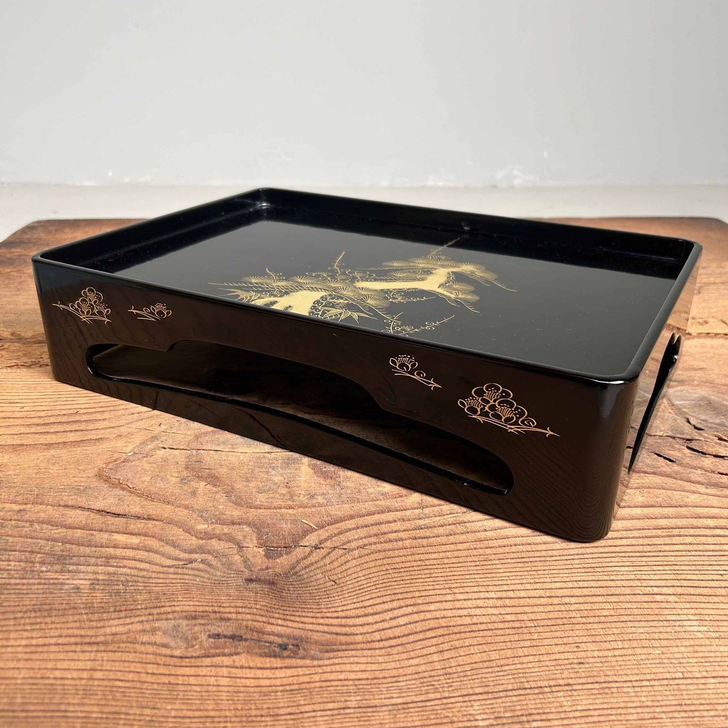 Traditional Toso-Ki Shuhama Maki-e Sake Set, Japan.
