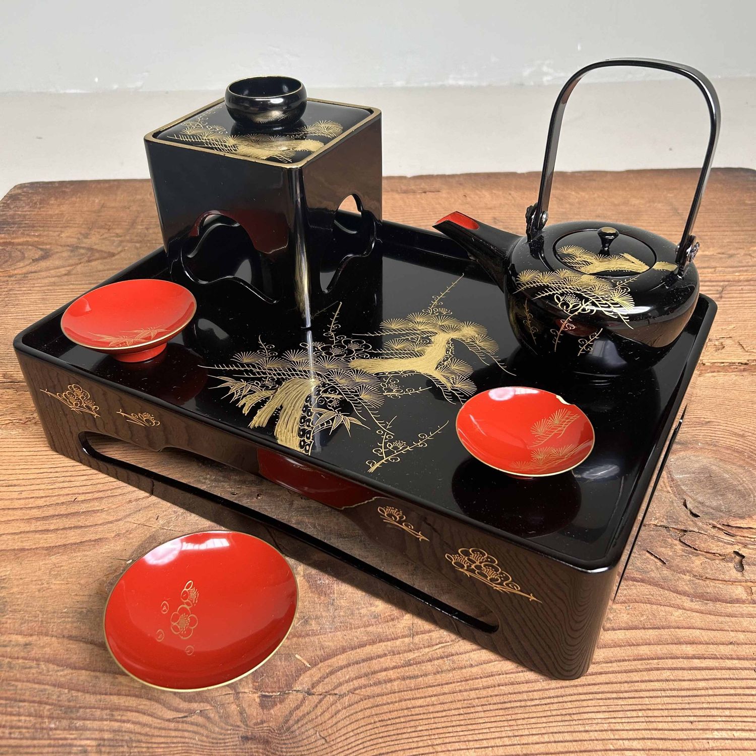 Traditional Toso-Ki Shuhama Maki-e Sake Set, Japan.