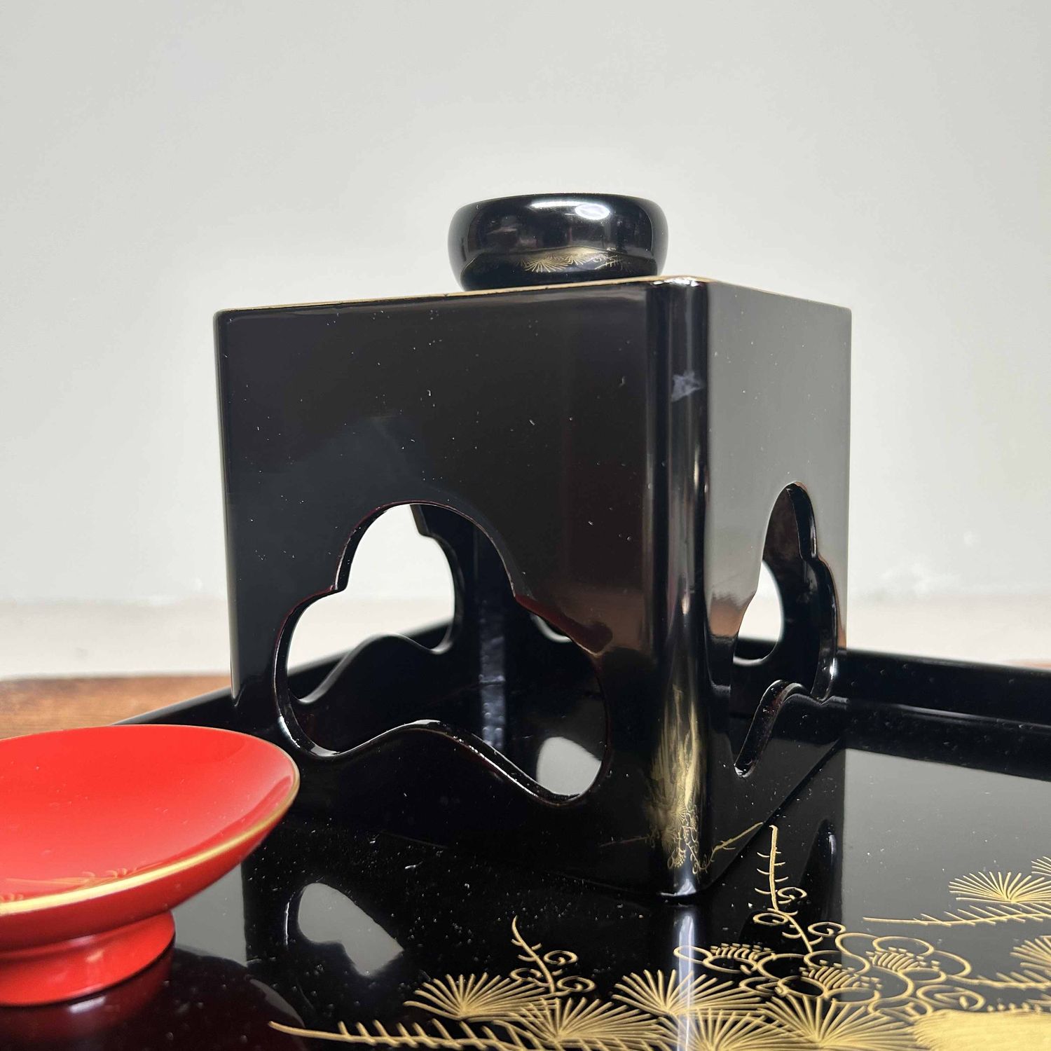 Traditional Toso-Ki Shuhama Maki-e Sake Set, Japan.