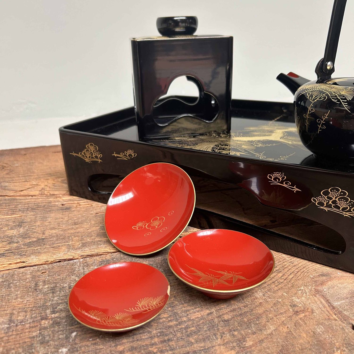 Traditional Toso-Ki Shuhama Maki-e Sake Set, Japan.