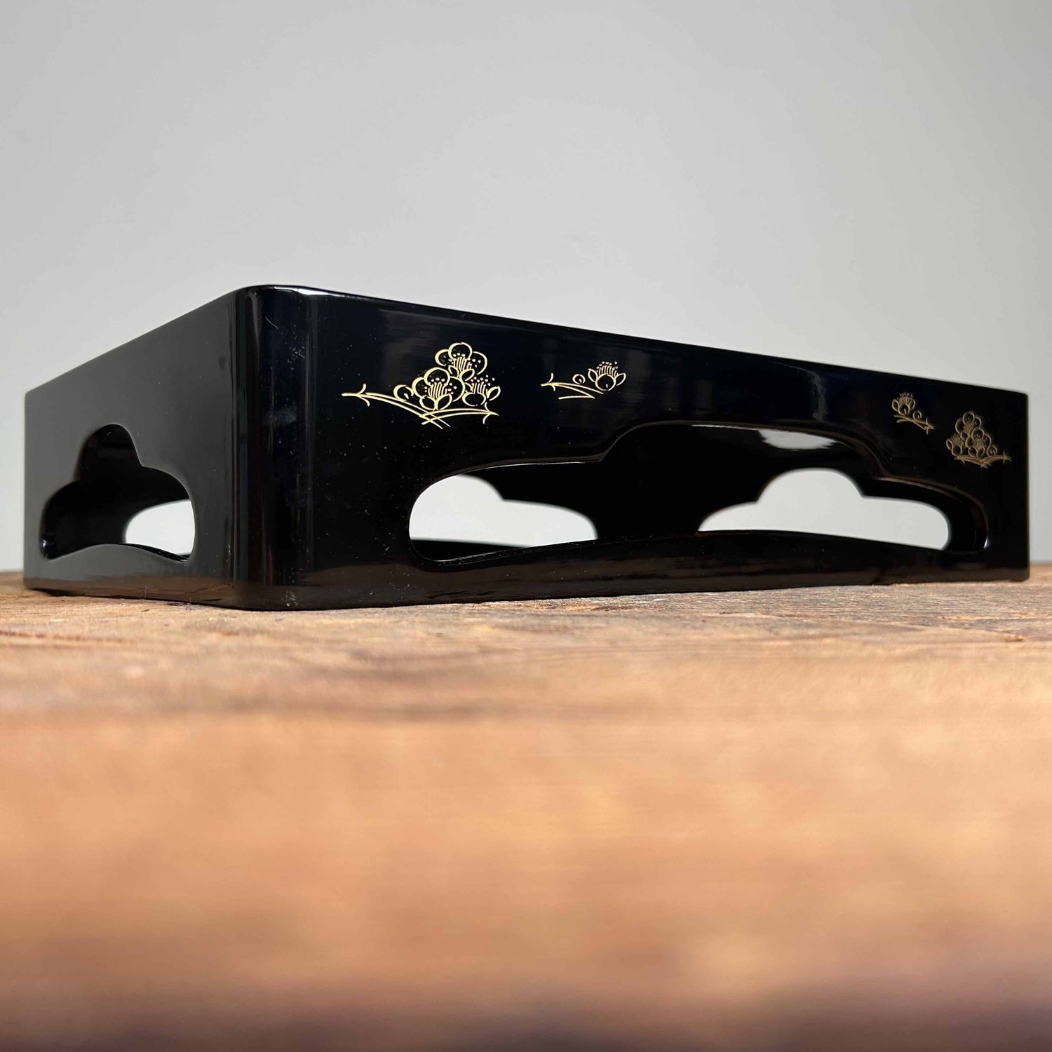 Traditional Toso-Ki Shuhama Maki-e Sake Set, Japan.