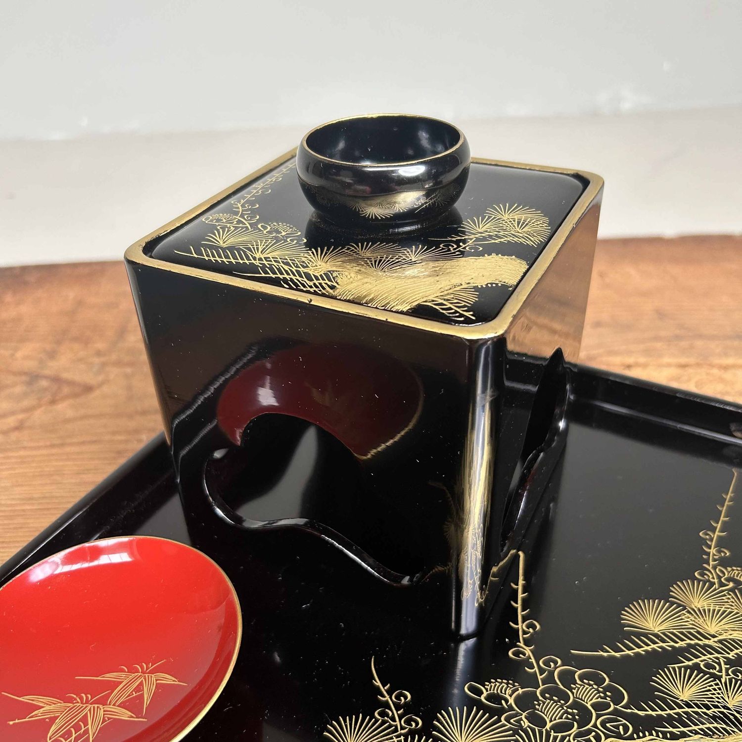 Traditional Toso-Ki Shuhama Maki-e Sake Set, Japan.