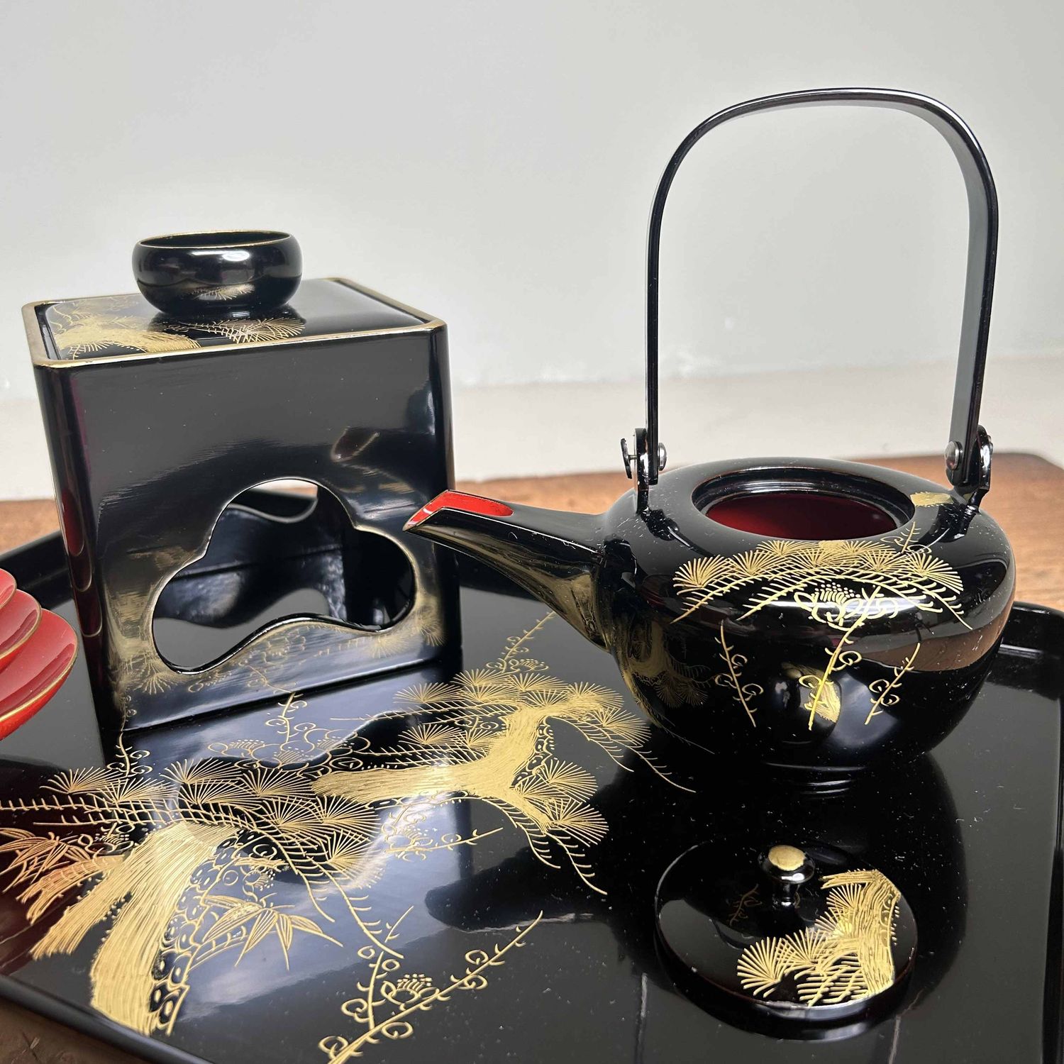Traditional Toso-Ki Shuhama Maki-e Sake Set, Japan.