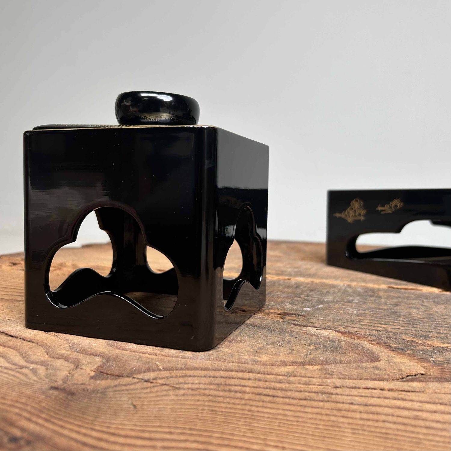 Traditional Toso-Ki Shuhama Maki-e Sake Set, Japan.
