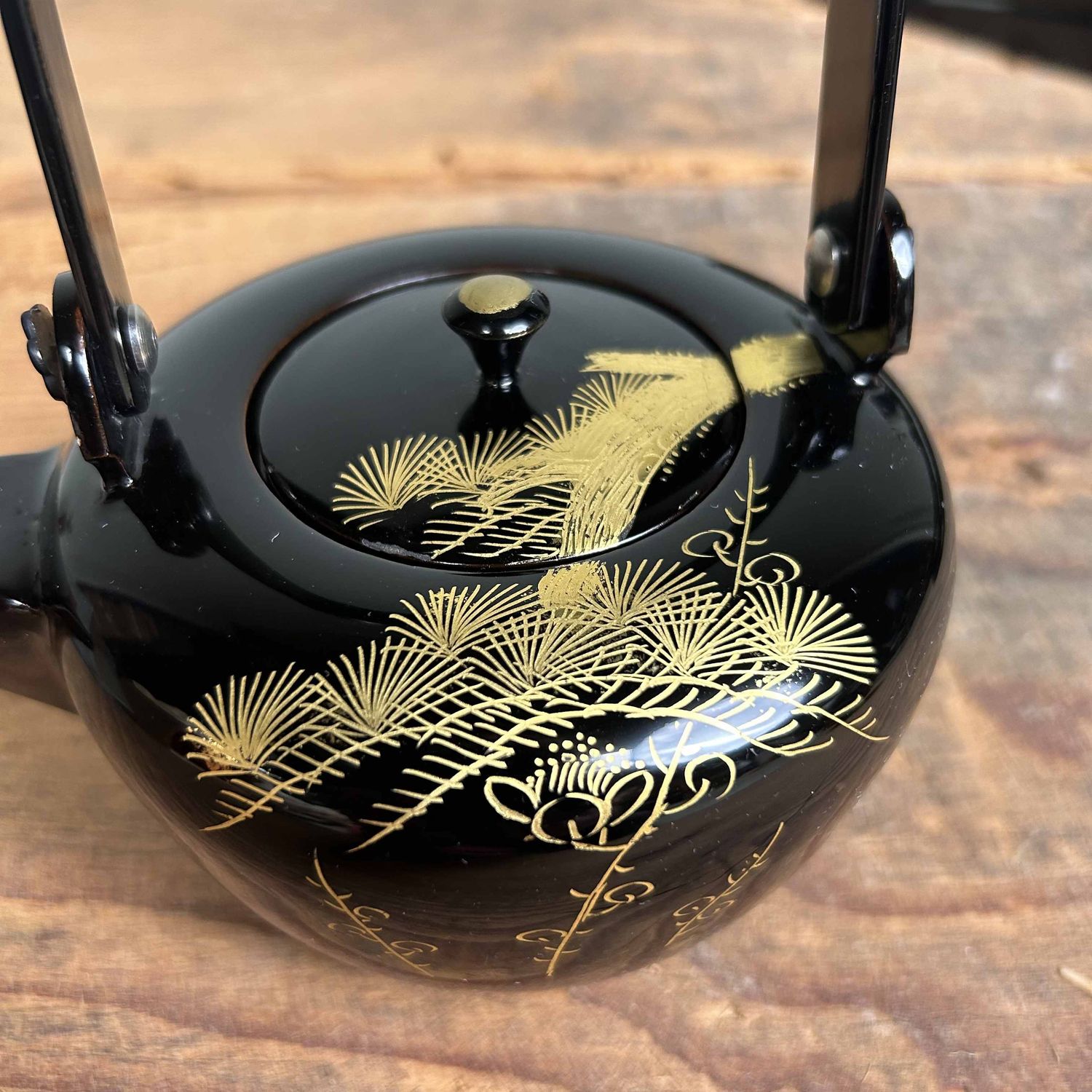 Traditional Toso-Ki Shuhama Maki-e Sake Set, Japan.