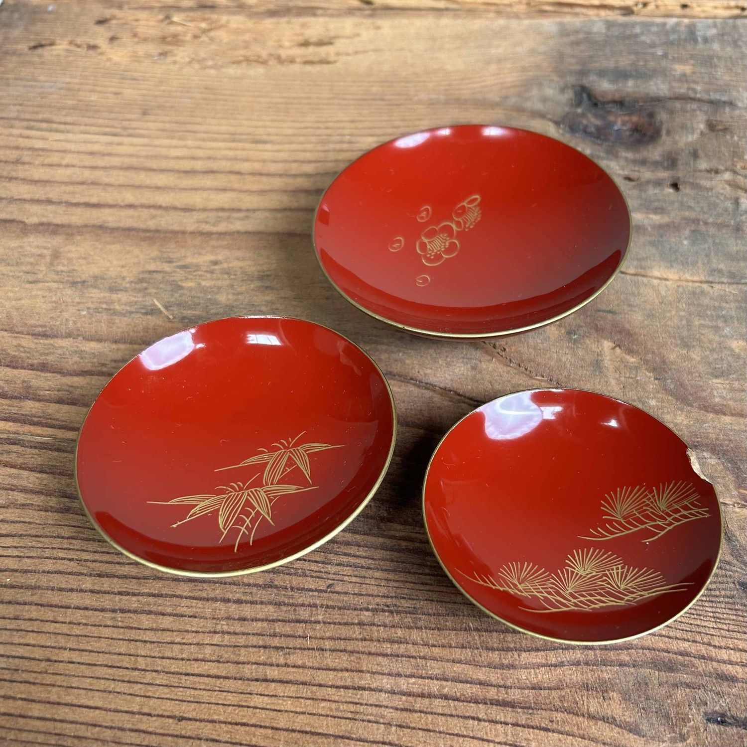 Traditional Toso-Ki Shuhama Maki-e Sake Set, Japan.