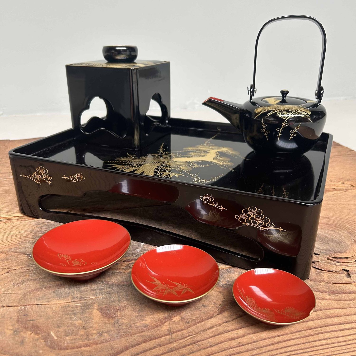 Traditional Toso-Ki Shuhama Maki-e Sake Set, Japan.