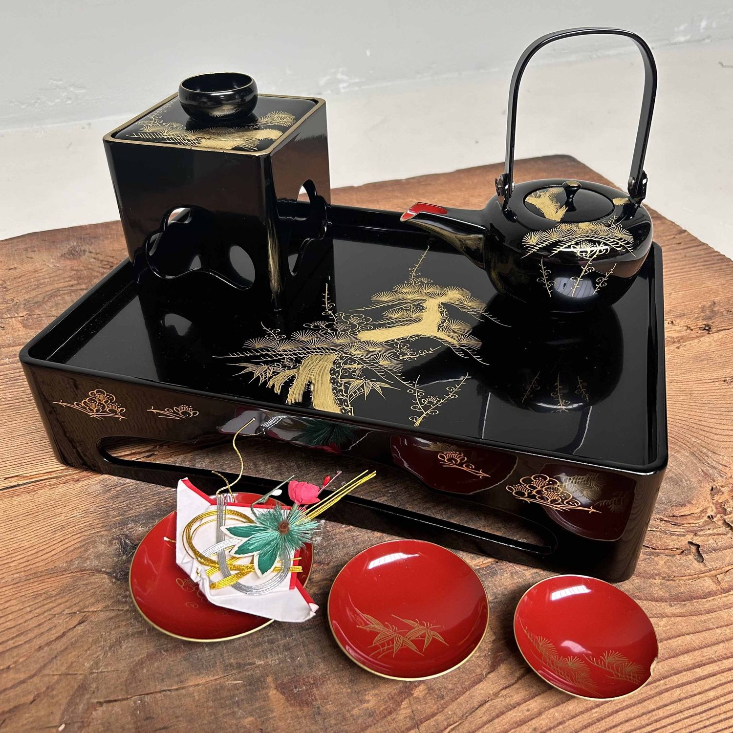 Traditional Toso-Ki Shuhama Maki-e Sake Set, Japan.