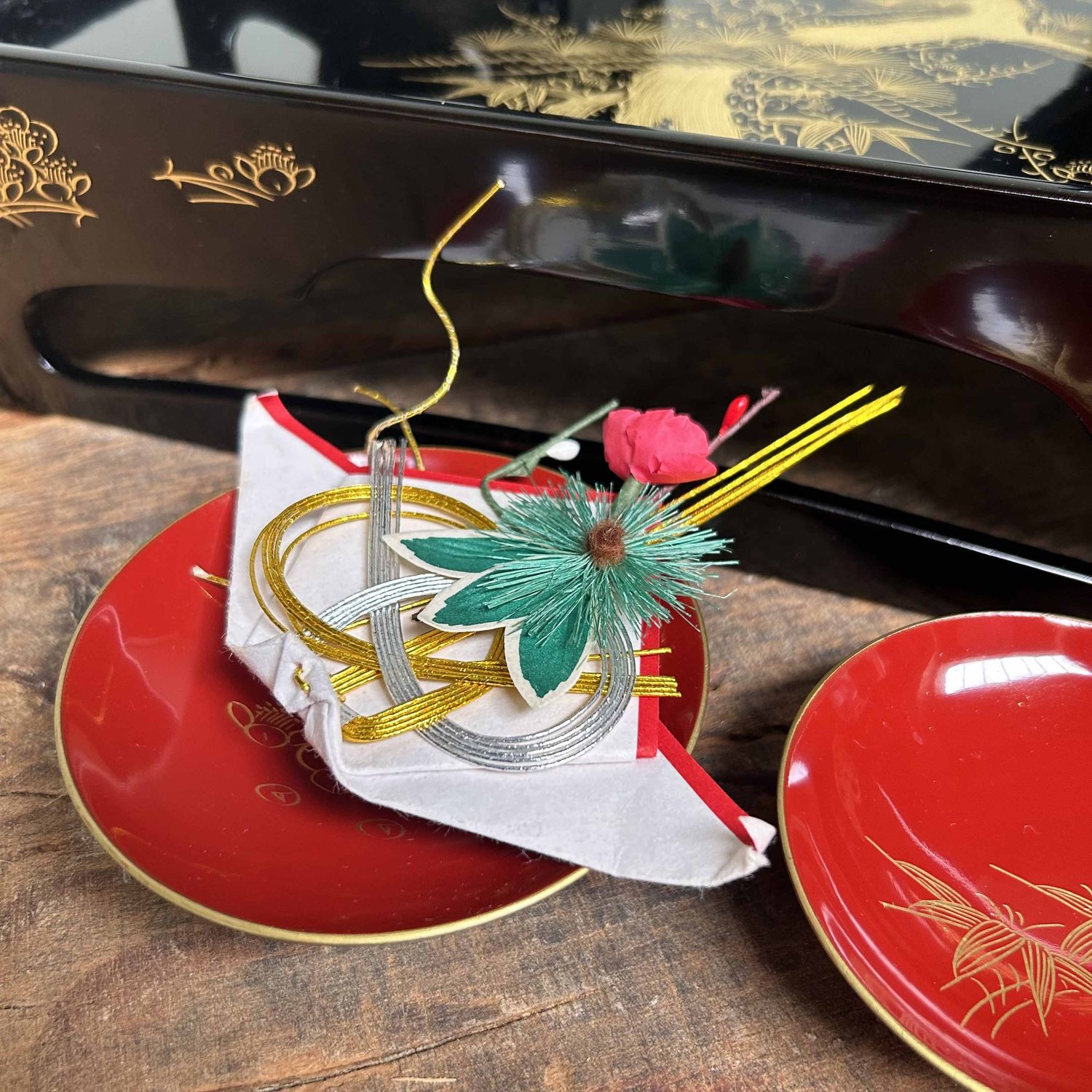 Traditional Toso-Ki Shuhama Maki-e Sake Set, Japan.