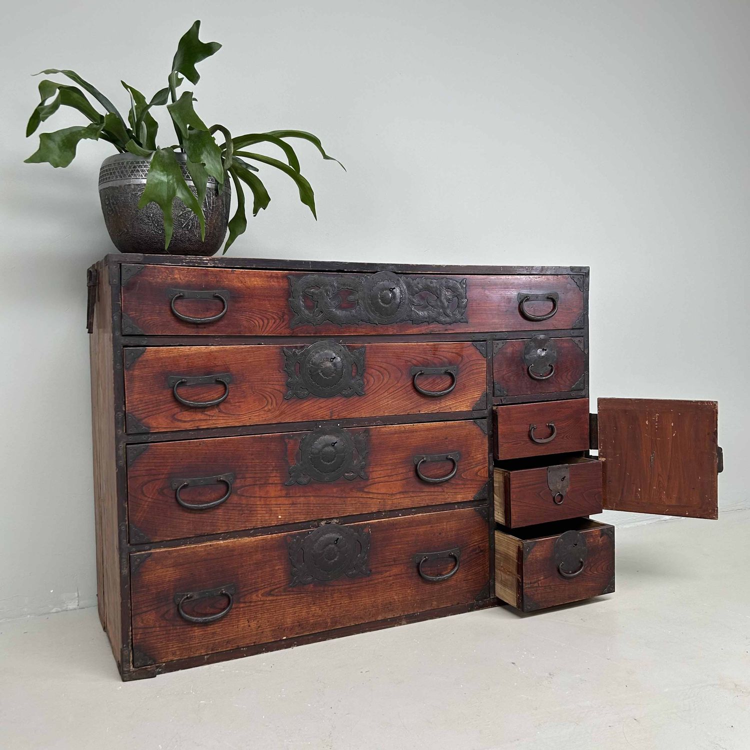 Japanese Traditional Tansu Drawer Cabinet, Meiji Period.