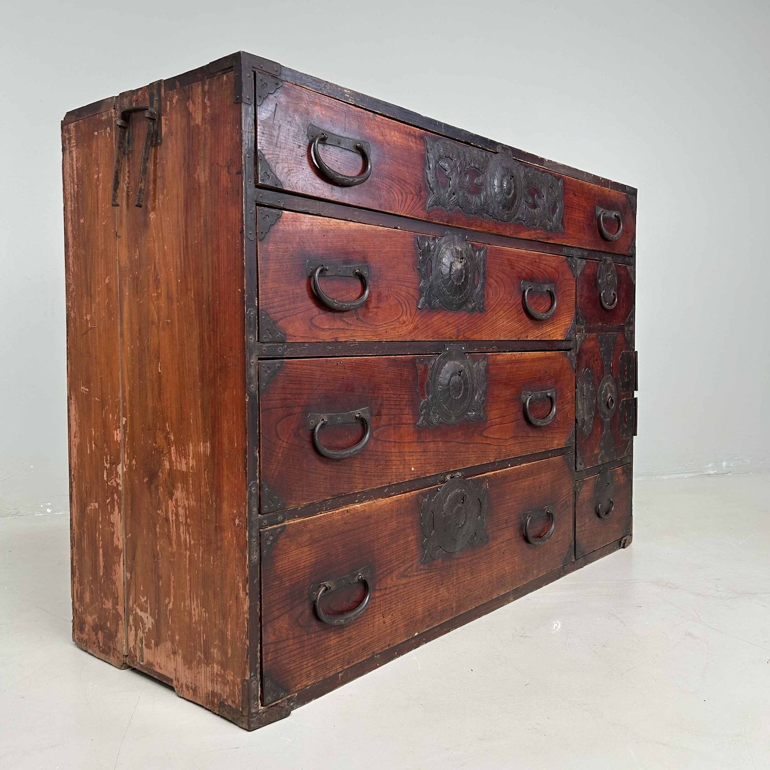 Japanese Traditional Tansu Drawer Cabinet, Meiji Period.
