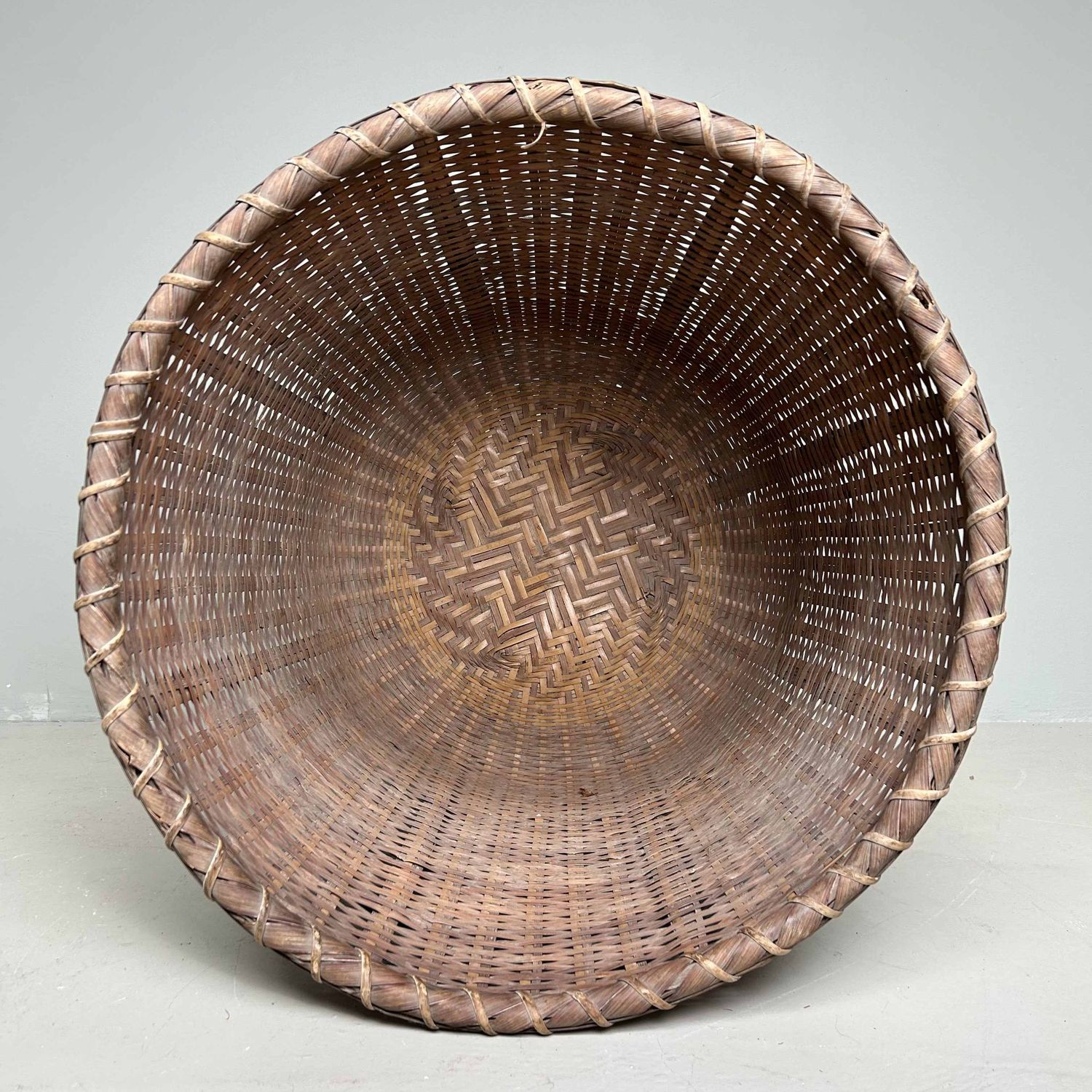 Grote Japanse Okimono Kago (置物籠) Bamboe Mand, Taishō, Japan.