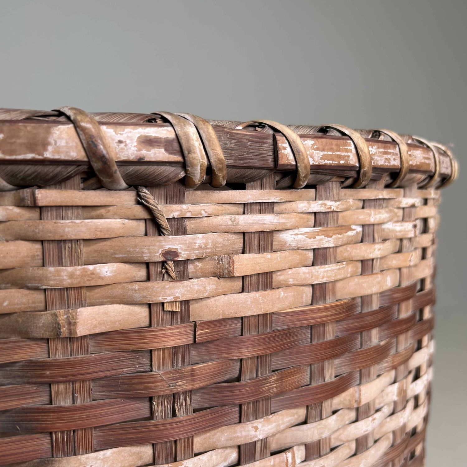 Grote Japanse Okimono Kago (置物籠) Bamboe Mand, Taishō, Japan.