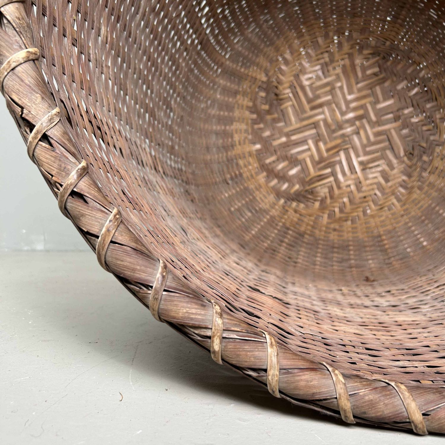 Grote Japanse Okimono Kago (置物籠) Bamboe Mand, Taishō, Japan.