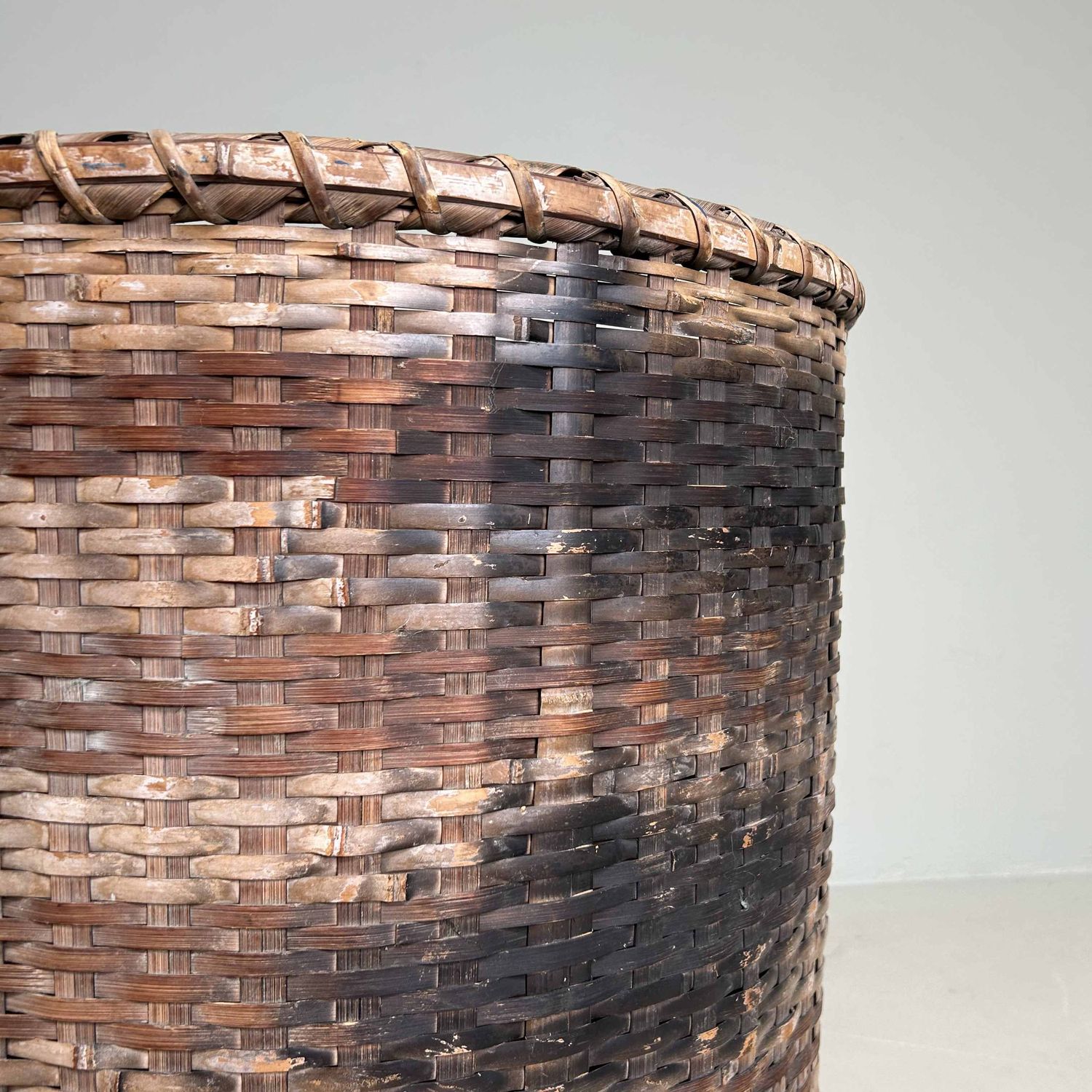 Grote Japanse Okimono Kago (置物籠) Bamboe Mand, Taishō, Japan.