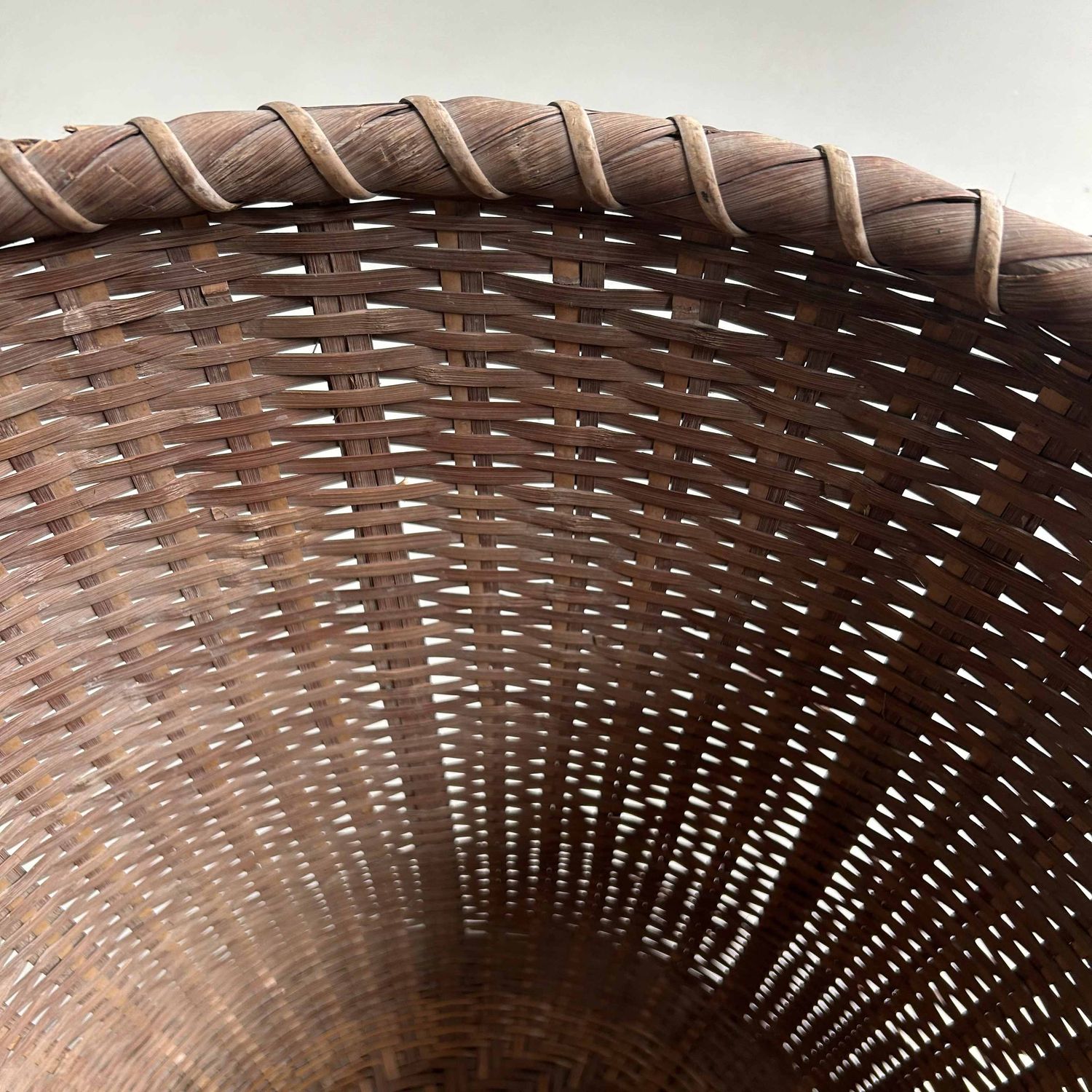 Grote Japanse Okimono Kago (置物籠) Bamboe Mand, Taishō, Japan.