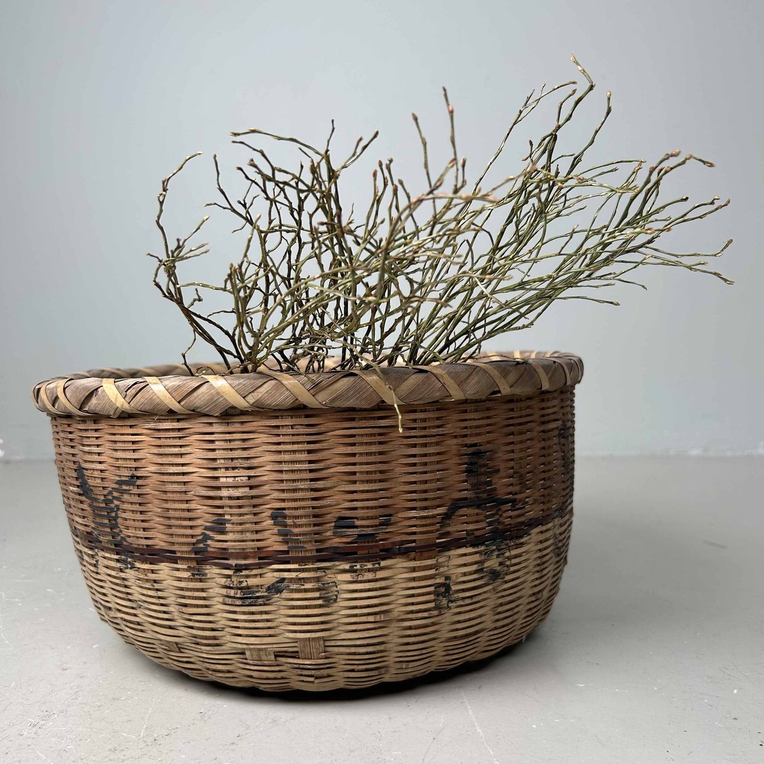 Japanse Gevlochten Bamboe Mand met Kalligrafie, Shōwa-periode. Japanse Gevlochten Bamboe Mand met Kalligrafie, Shōwa-periode.