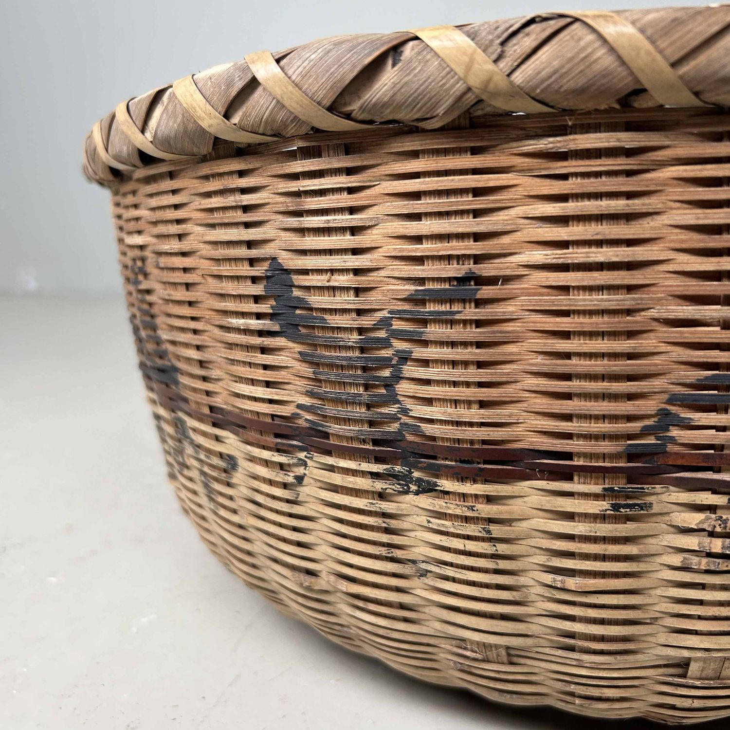 Japanse Gevlochten Bamboe Mand met Kalligrafie, Shōwa-periode. Japanse Gevlochten Bamboe Mand met Kalligrafie, Shōwa-periode.