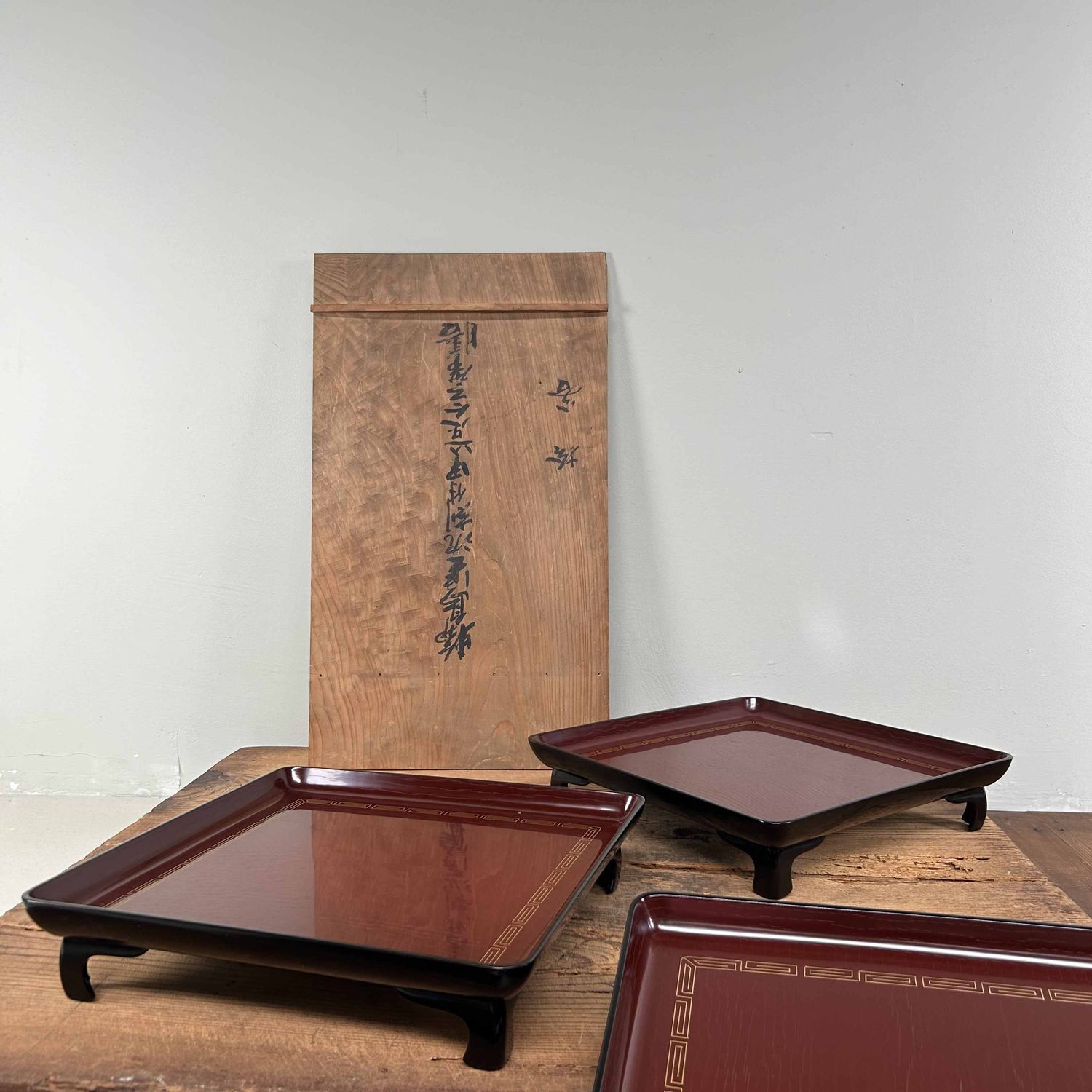 Houten Urushi Gelakte Theetafel Presenteerblad, Shōwa, Japan.